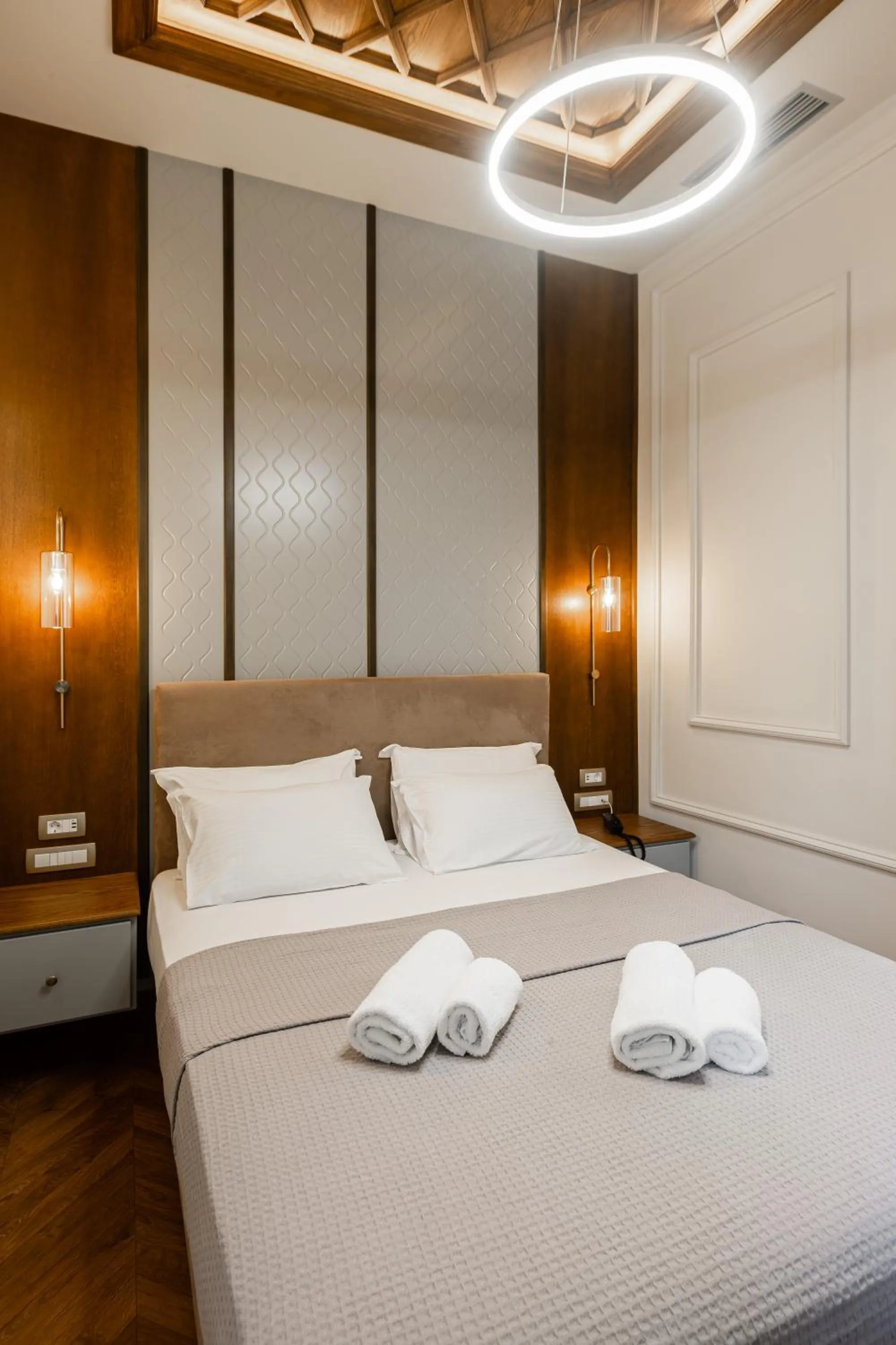 Bed in King Othon Boutique Hotel