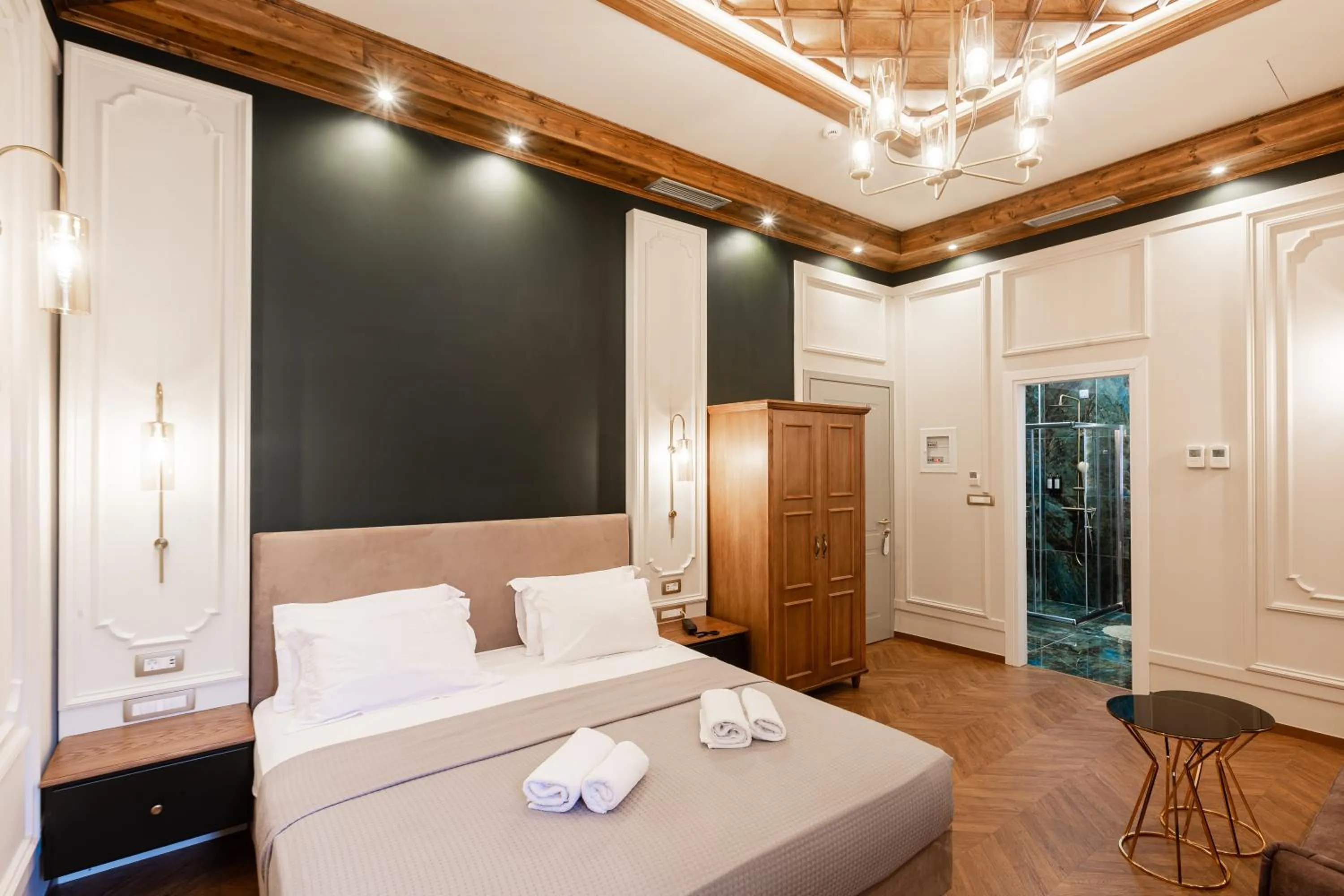 Bed in King Othon Boutique Hotel