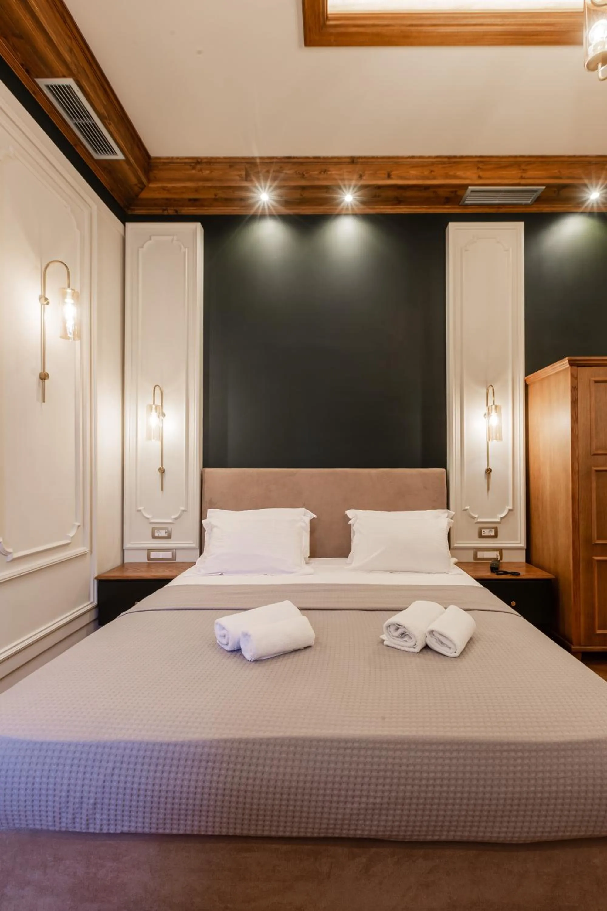 Bed in King Othon Boutique Hotel