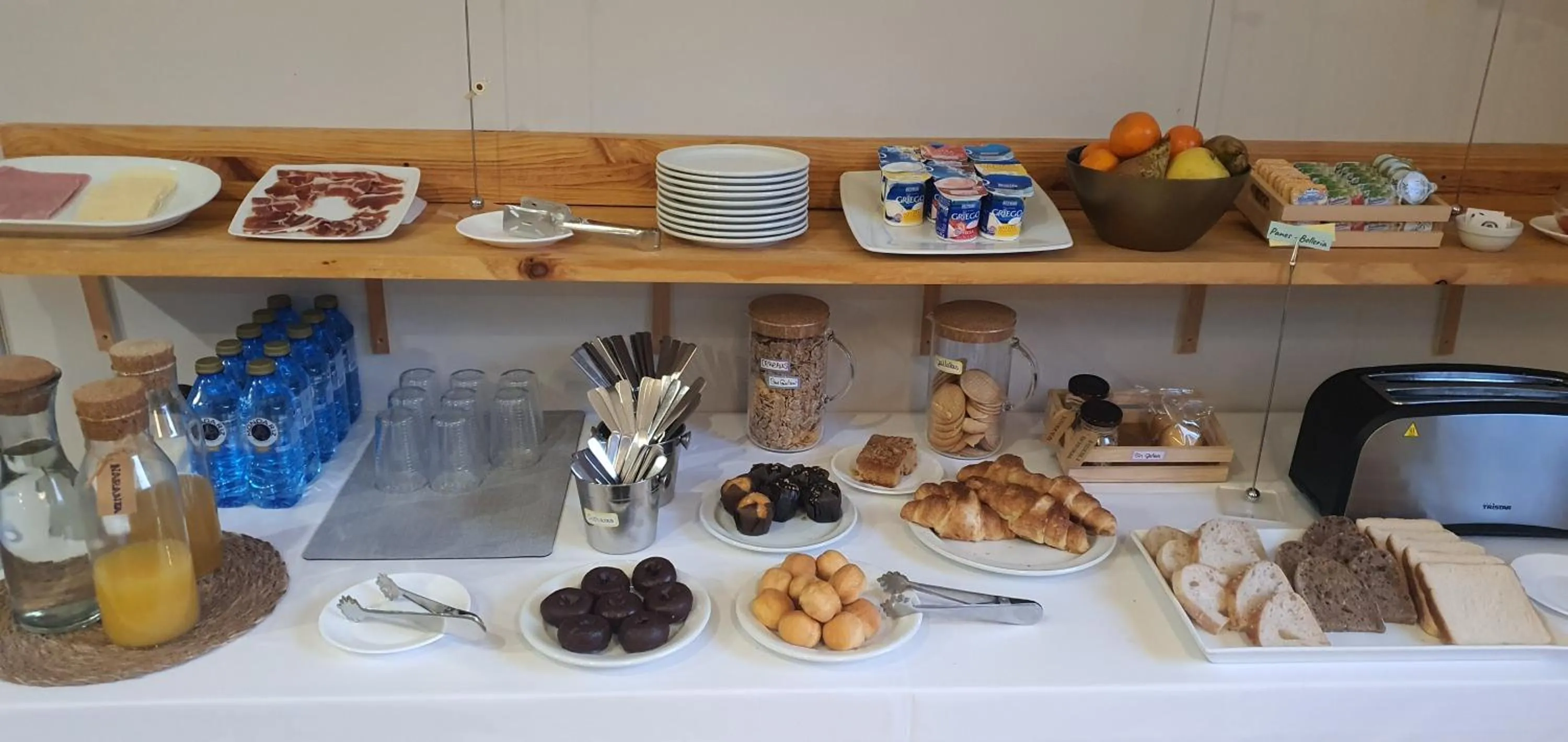 Buffet breakfast in Hotel A Estrada Rooms