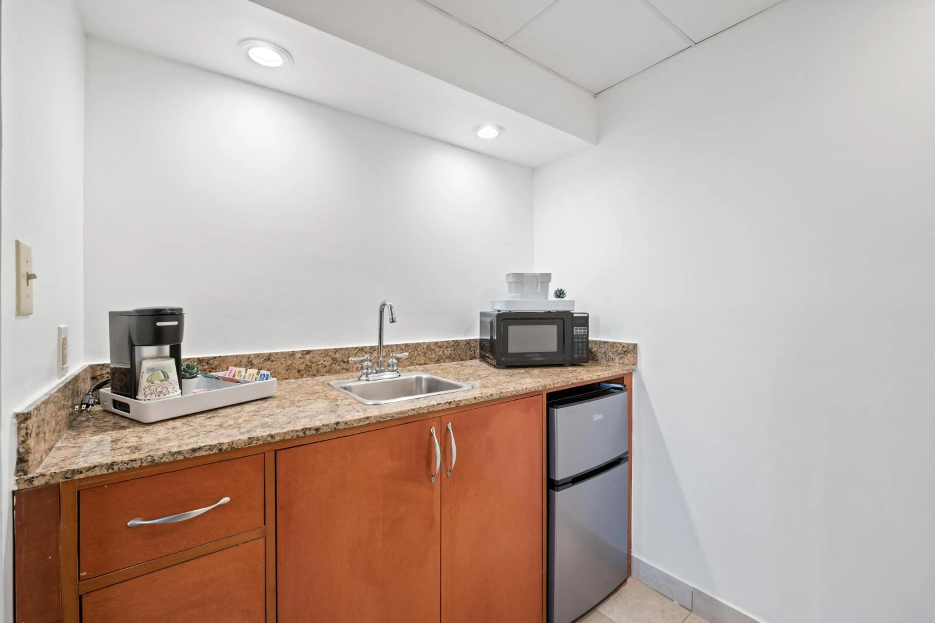 315 LoSo Hotel Airport