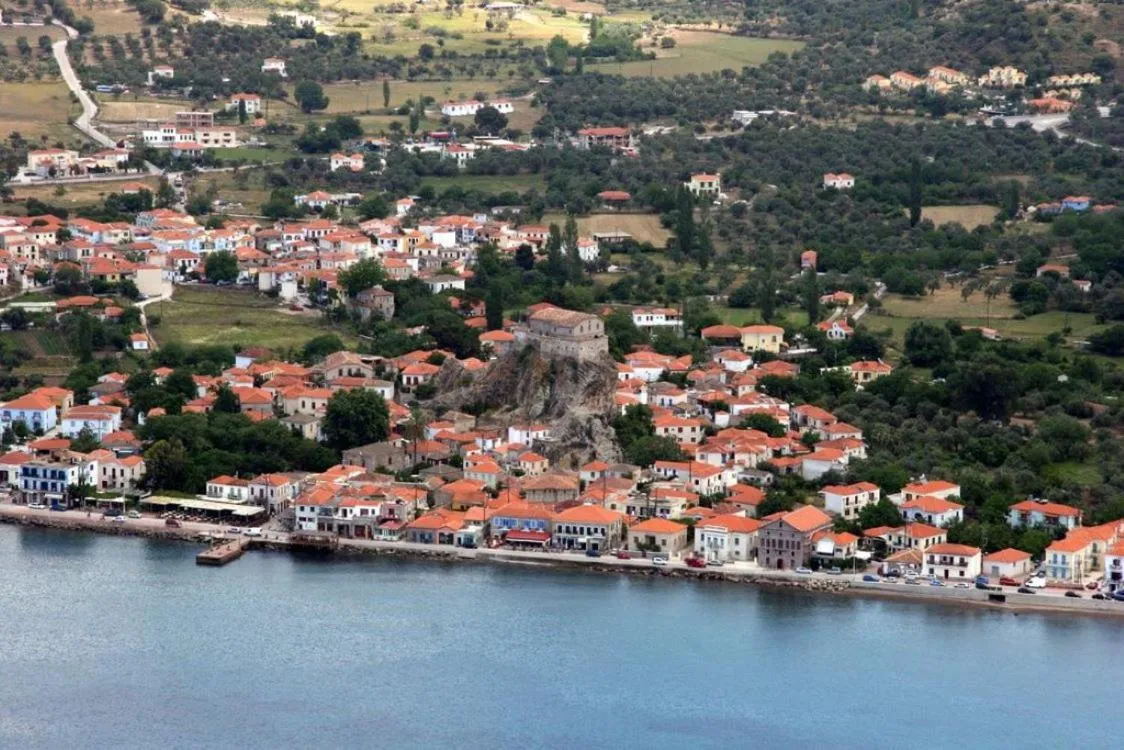 Restaurant/places to eat in Clara Resort