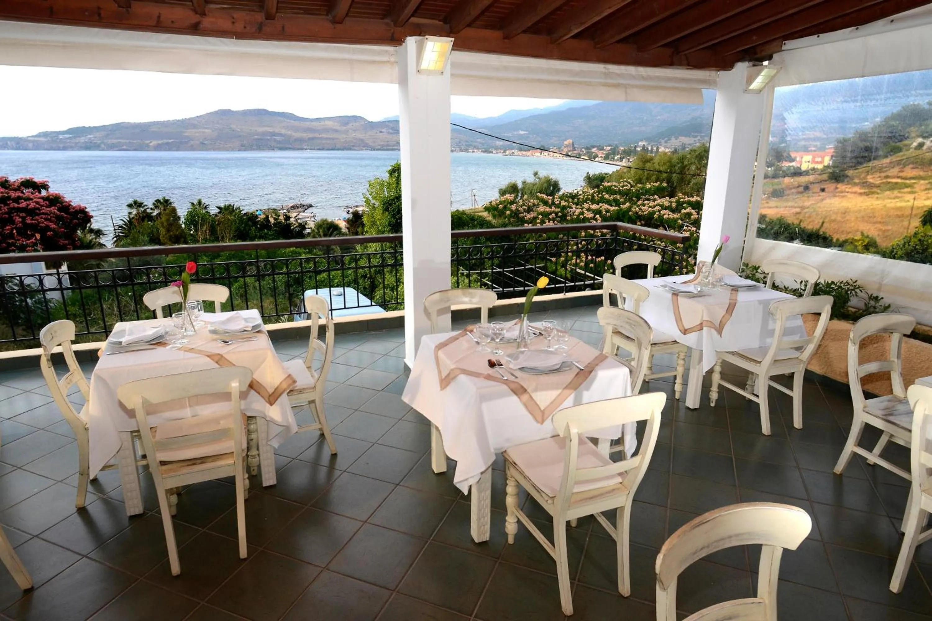 Restaurant/places to eat in Clara Resort