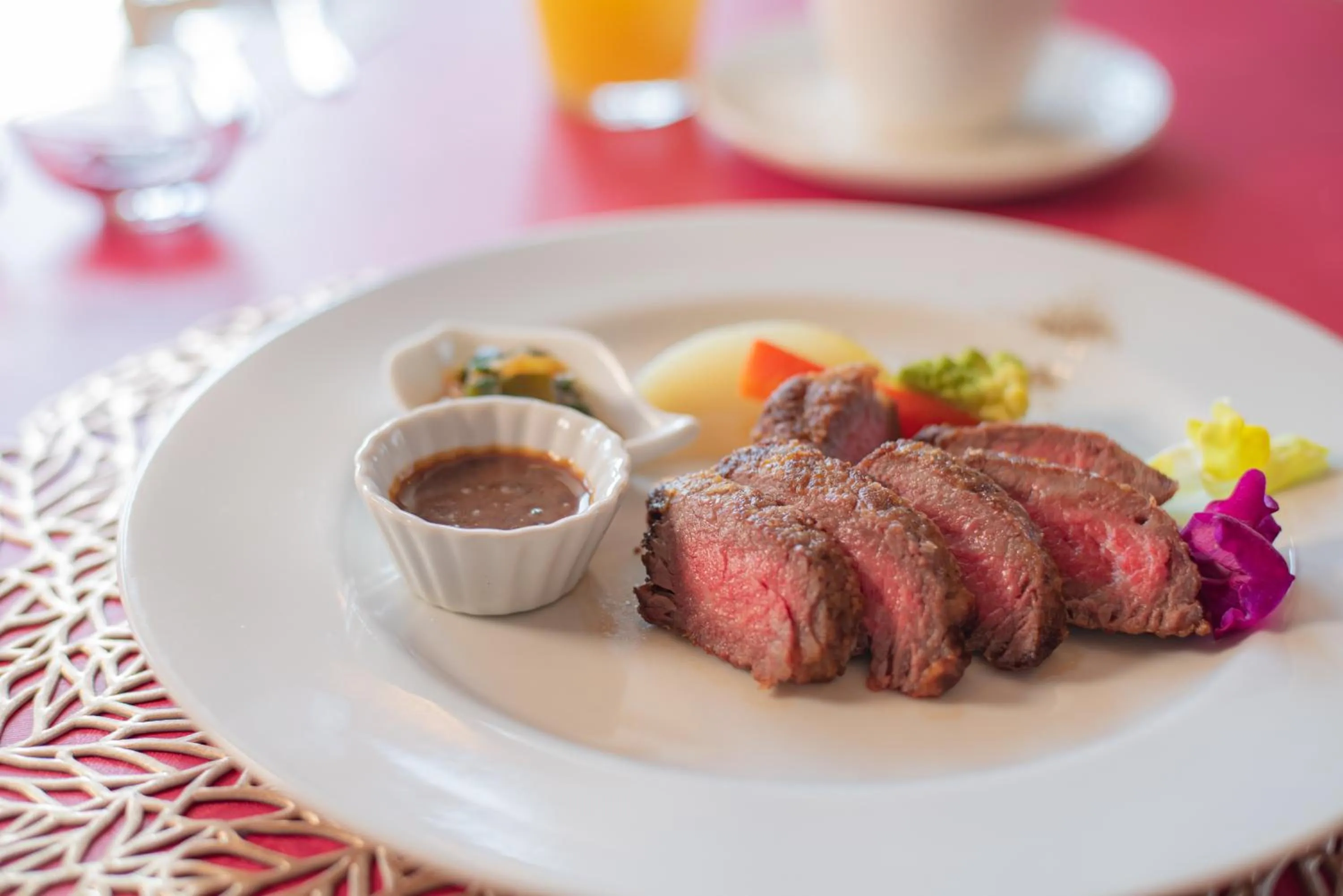 Food and drinks in Lake side inn Beehive