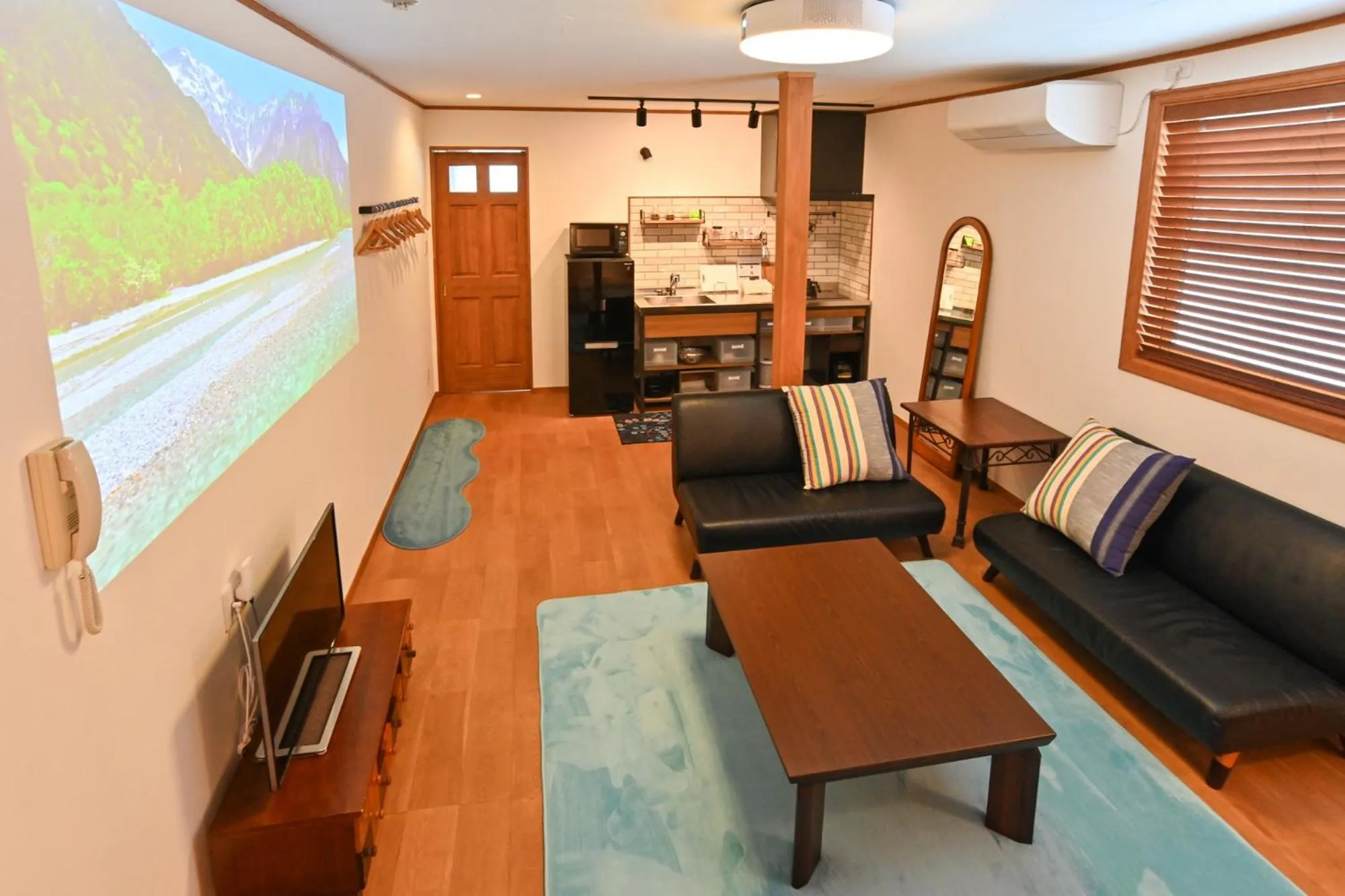 Communal lounge/ TV room in Lake side inn Beehive