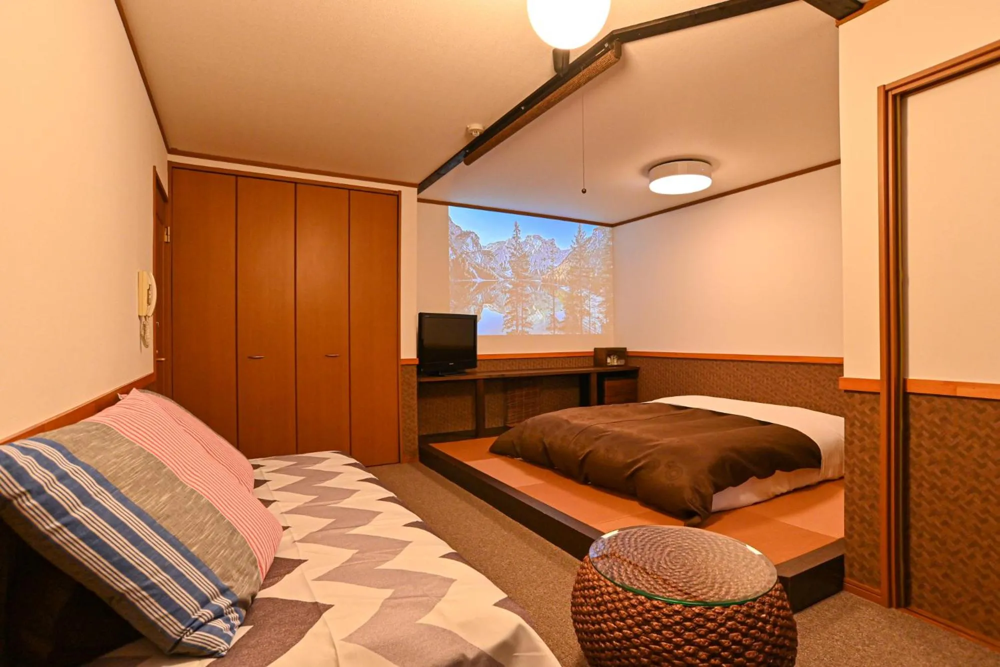 Bed in Lake side inn Beehive