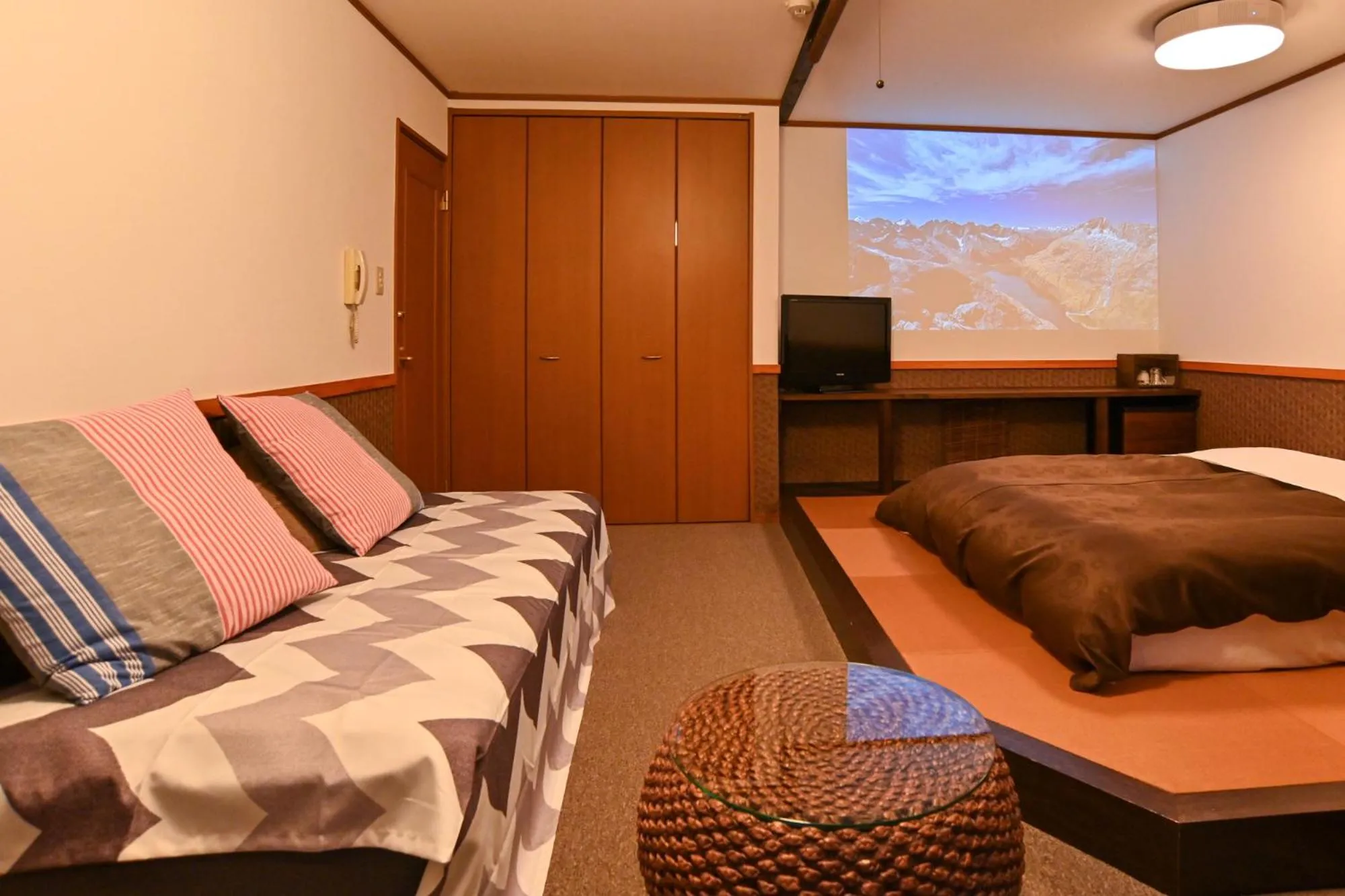 Bed in Lake side inn Beehive