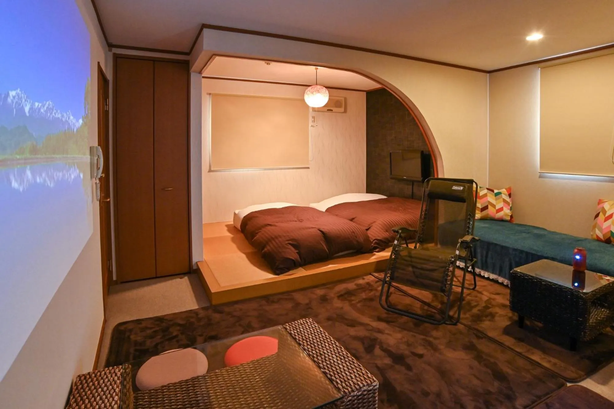 Lake side inn Beehive