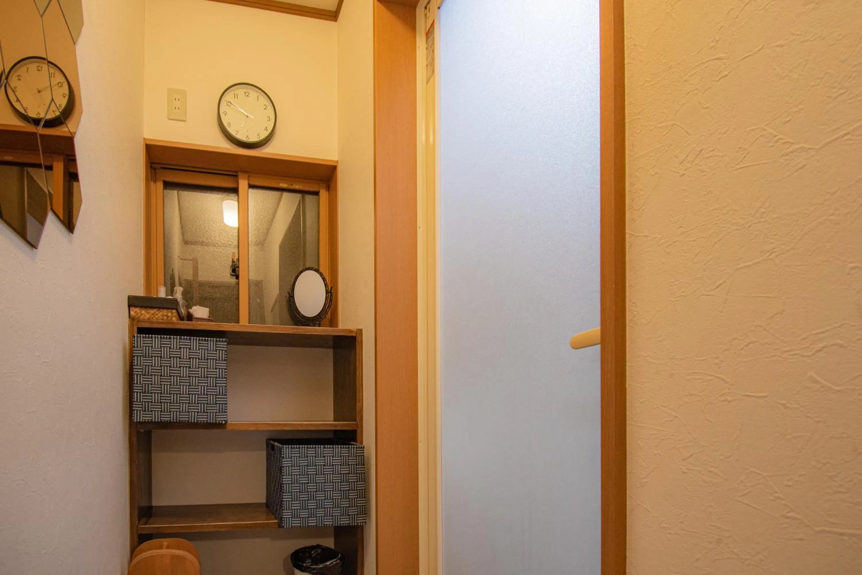 Lake side inn Beehive