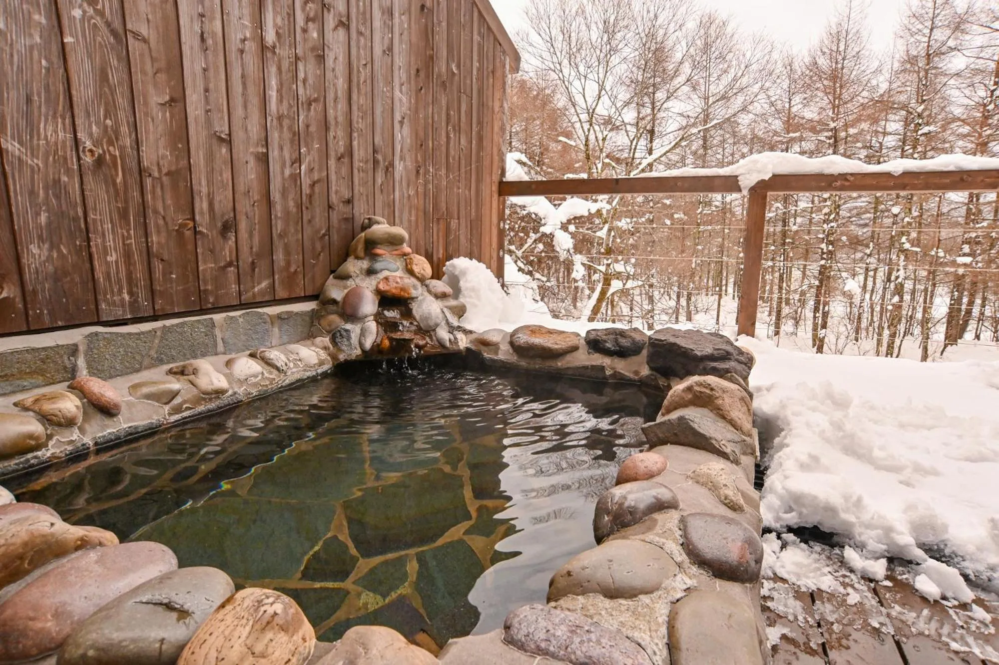 Open Air Bath in Lake side inn Beehive
