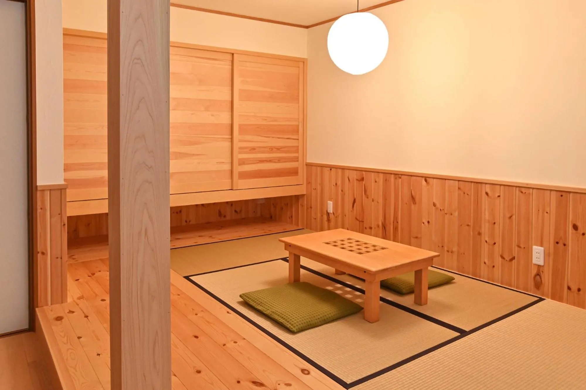 Dining area in Lake side inn Beehive