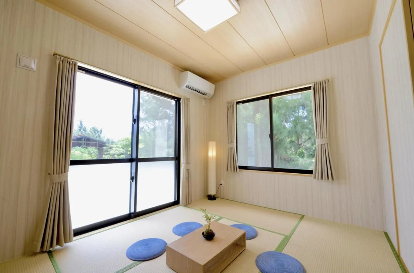 Seating area, Bed in Orange Line