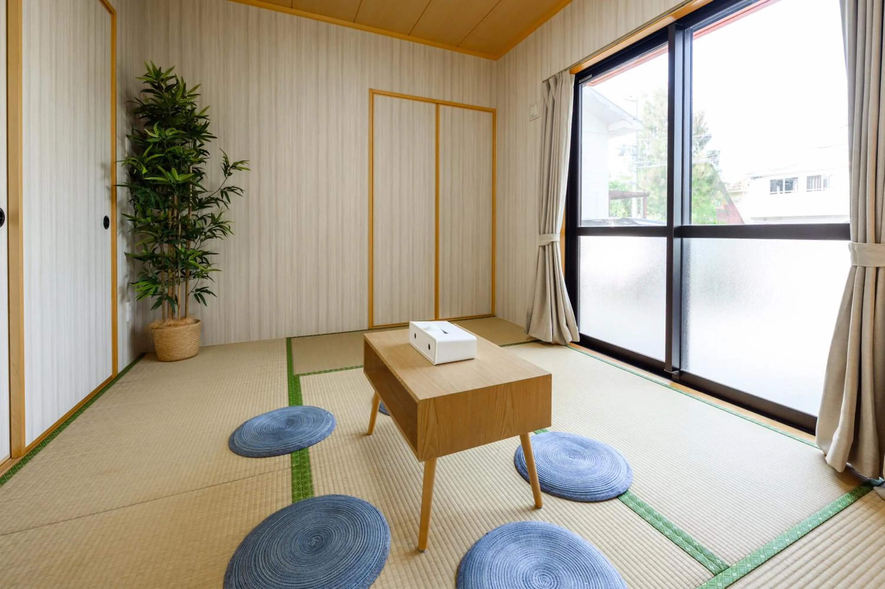 Seating area in Orange Line