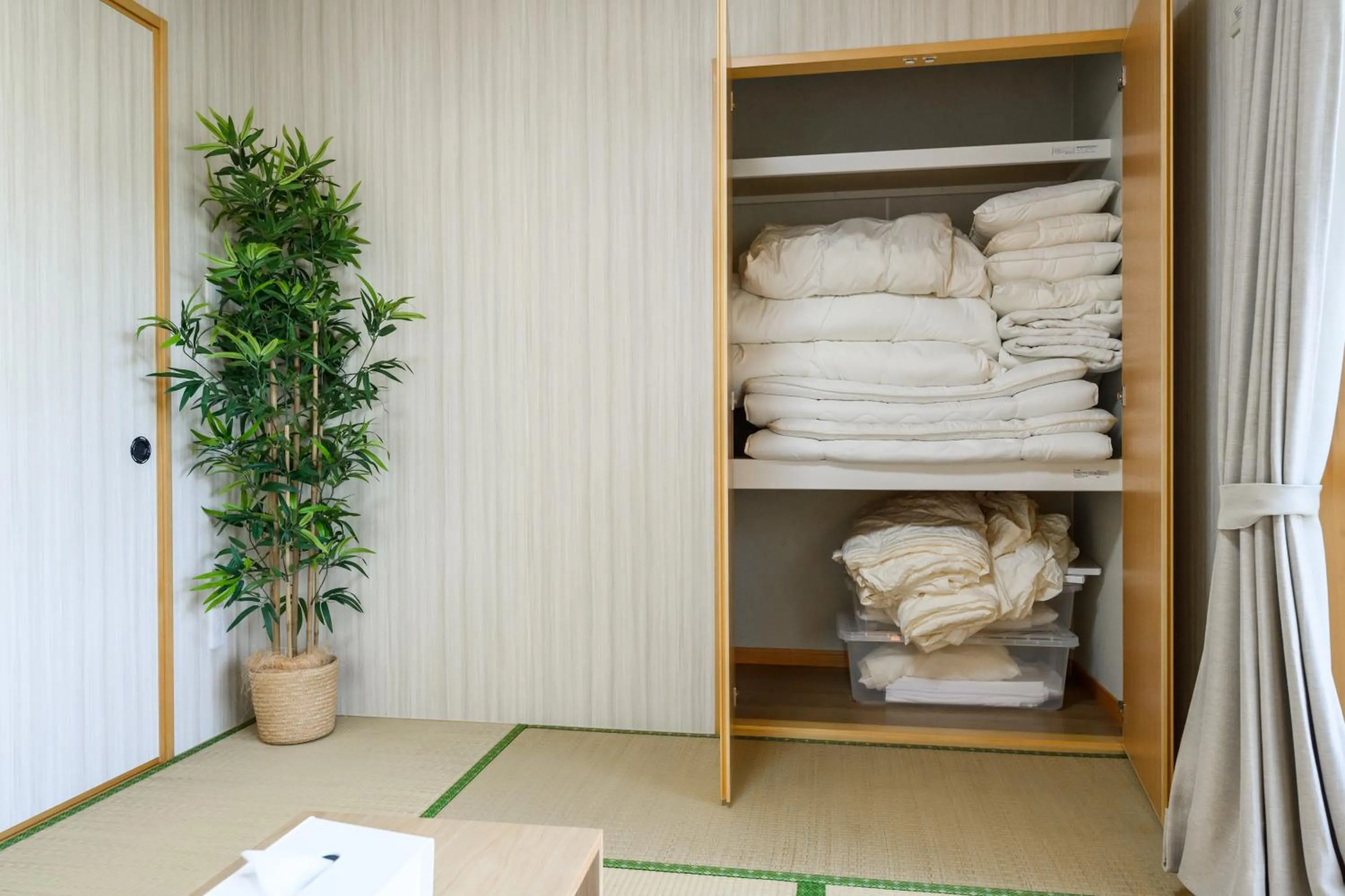 Seating area in Orange Line