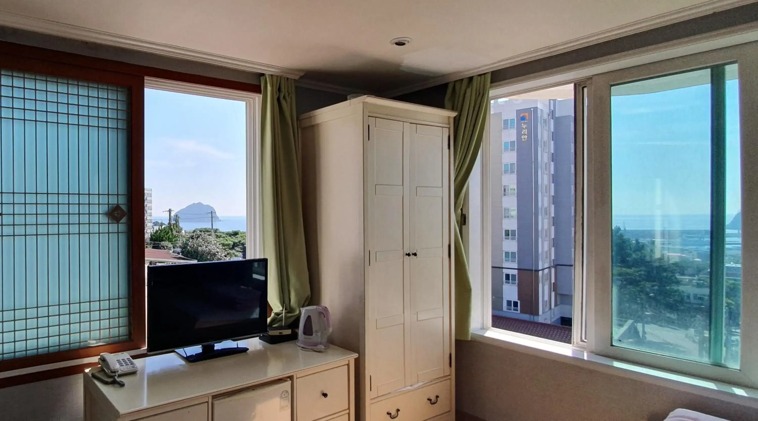 Deluxe Twin Room with Sea View in Hotel Good Inn Deluxe Twin Room with Sea View in Hotel Good Inn