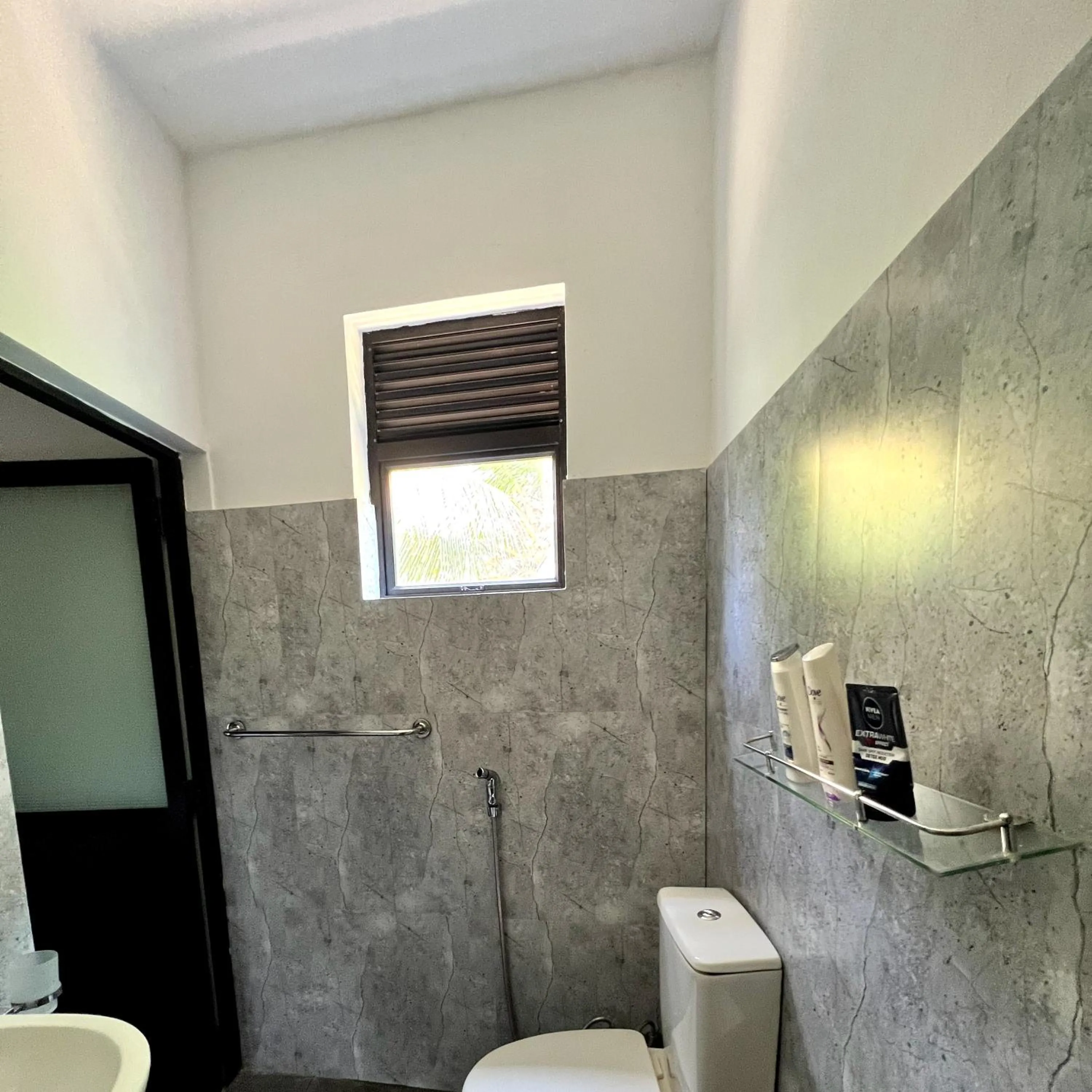 Toilet in Serendip Villa Holiday Home Talalla Sri Lanka