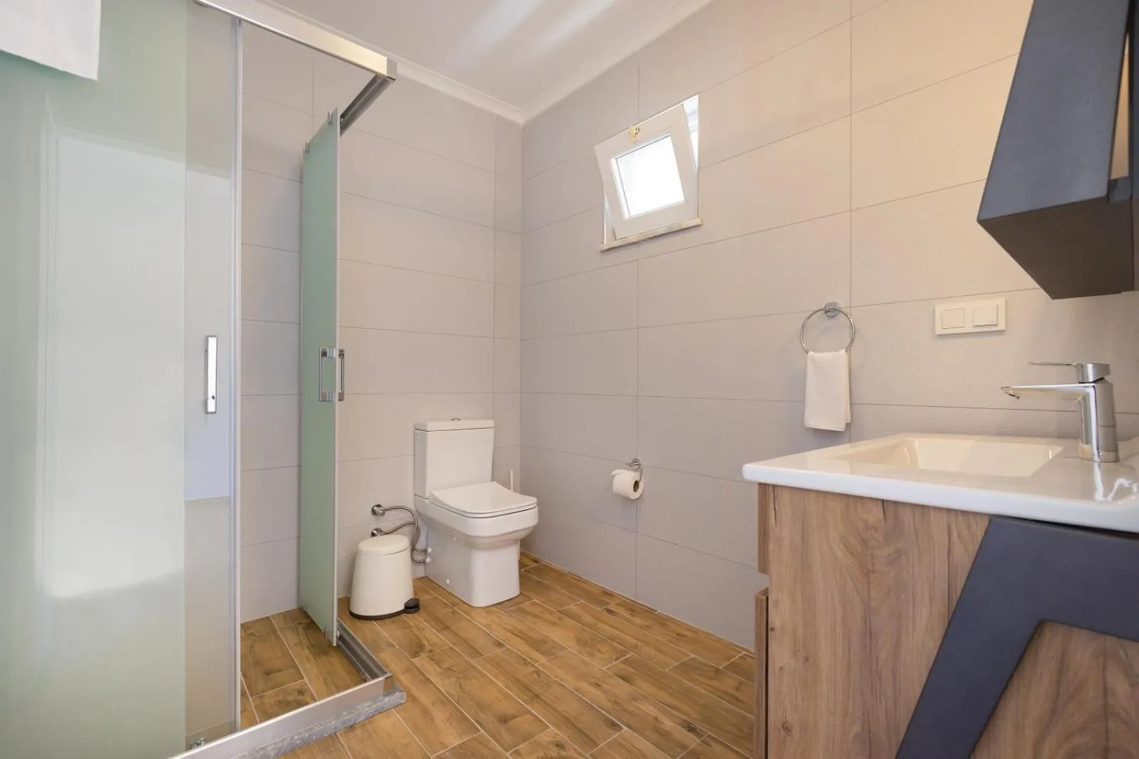 Shower in Base Selimiye