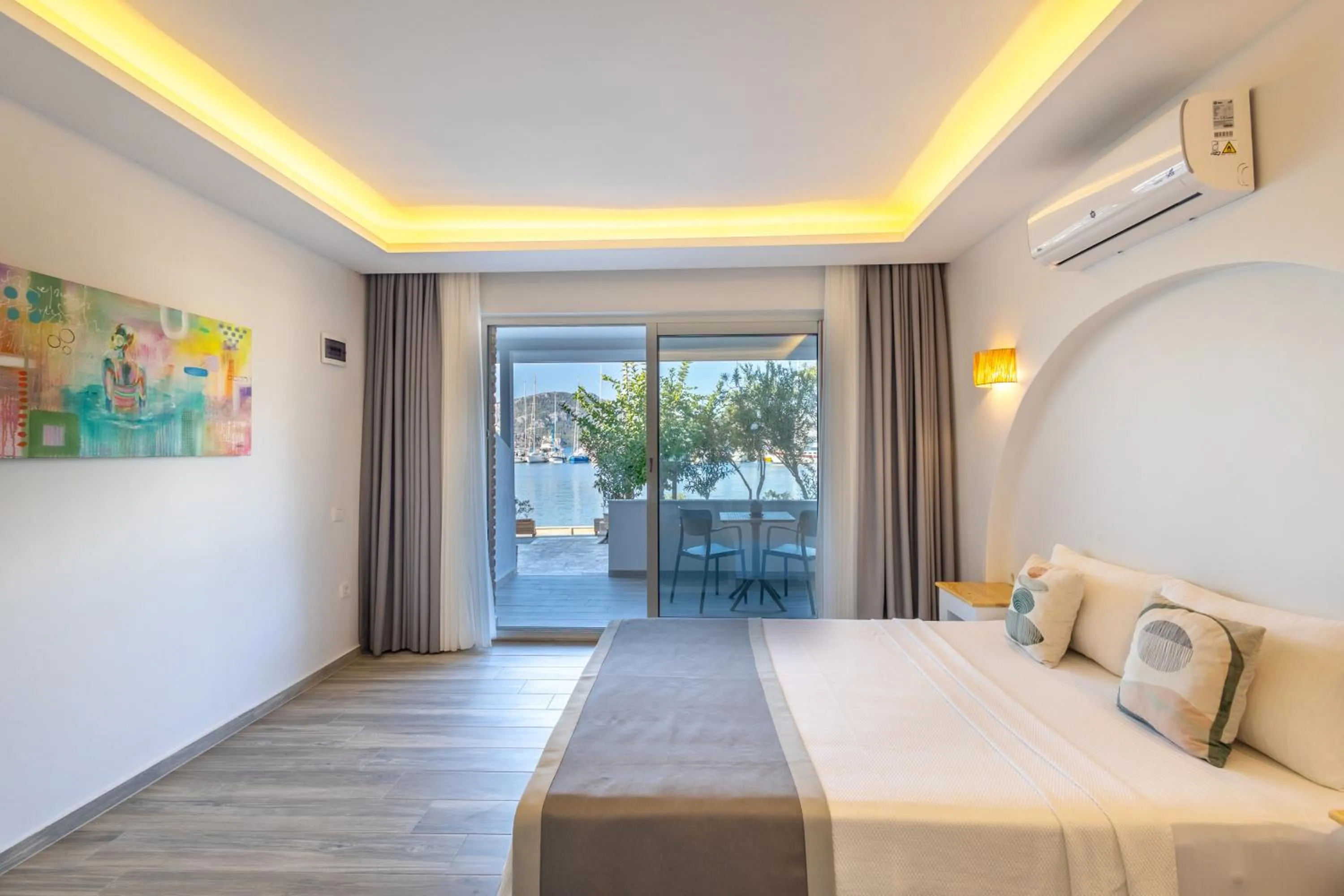 Photo of the whole room, Bed in Base Selimiye