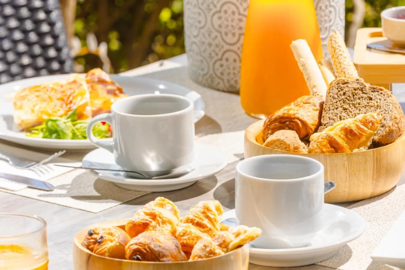 Food and drinks in Century Resort