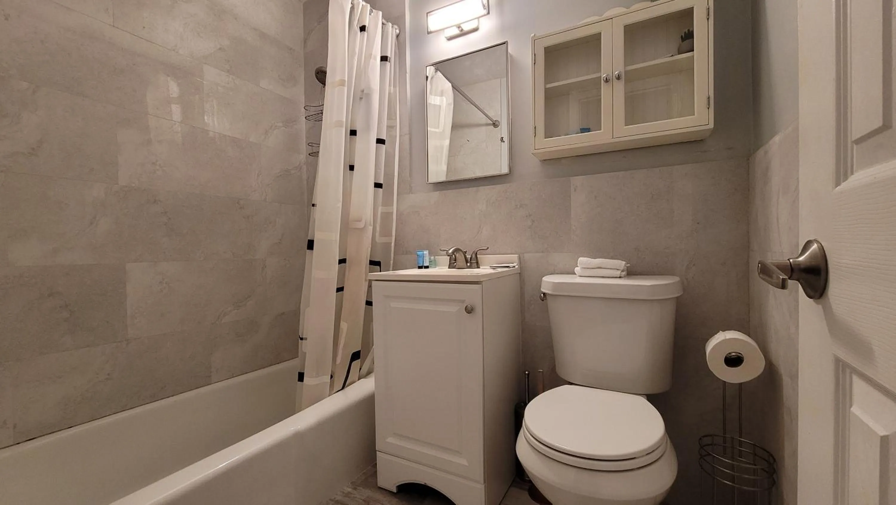 Shower in BEACHWAY INN