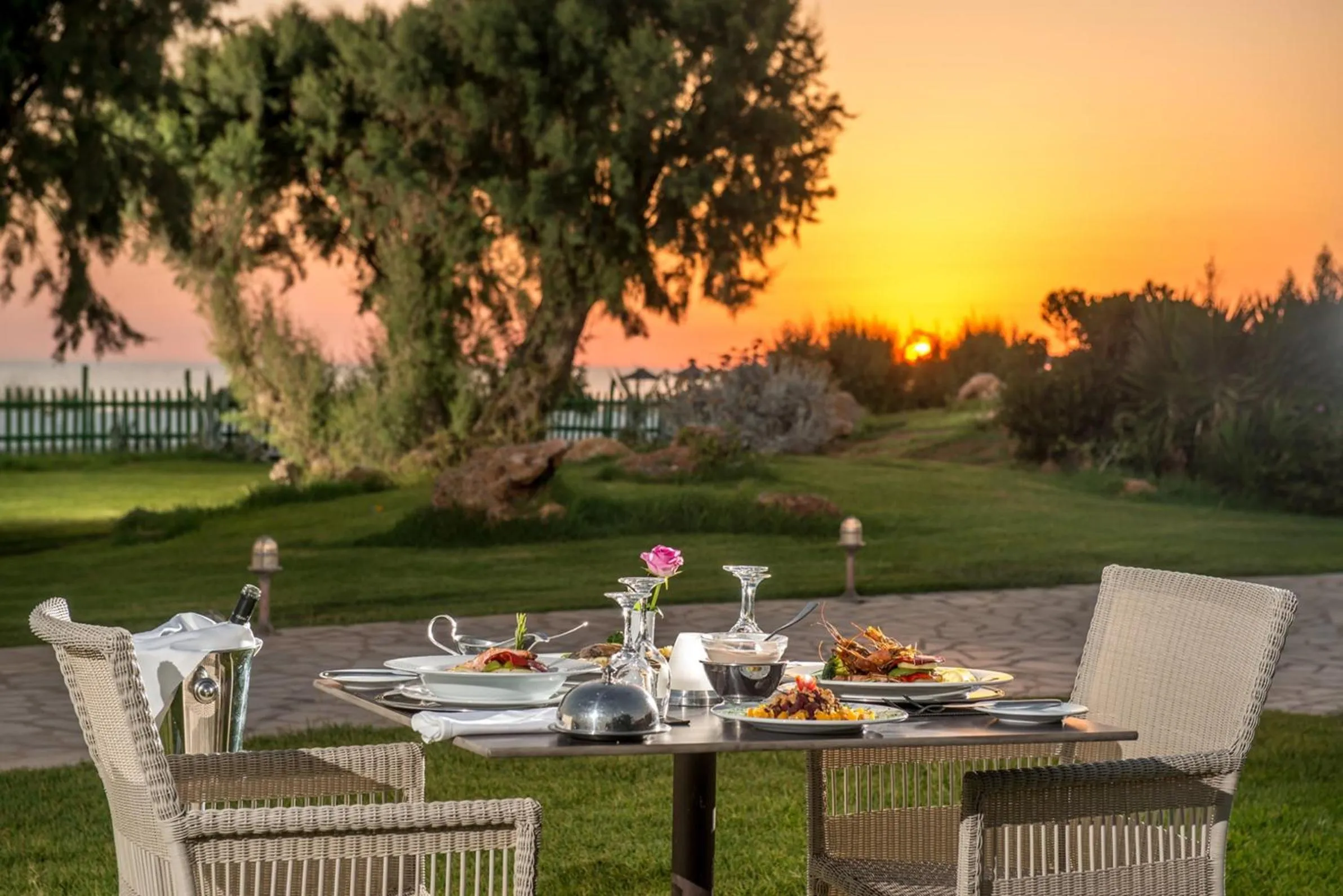 Restaurant/places to eat in Bella Beach Hotel