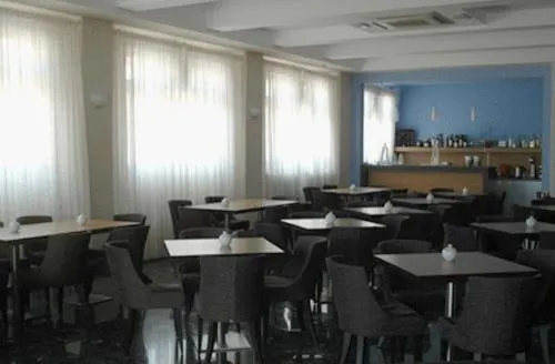 Restaurant/places to eat in Mentor Hotel