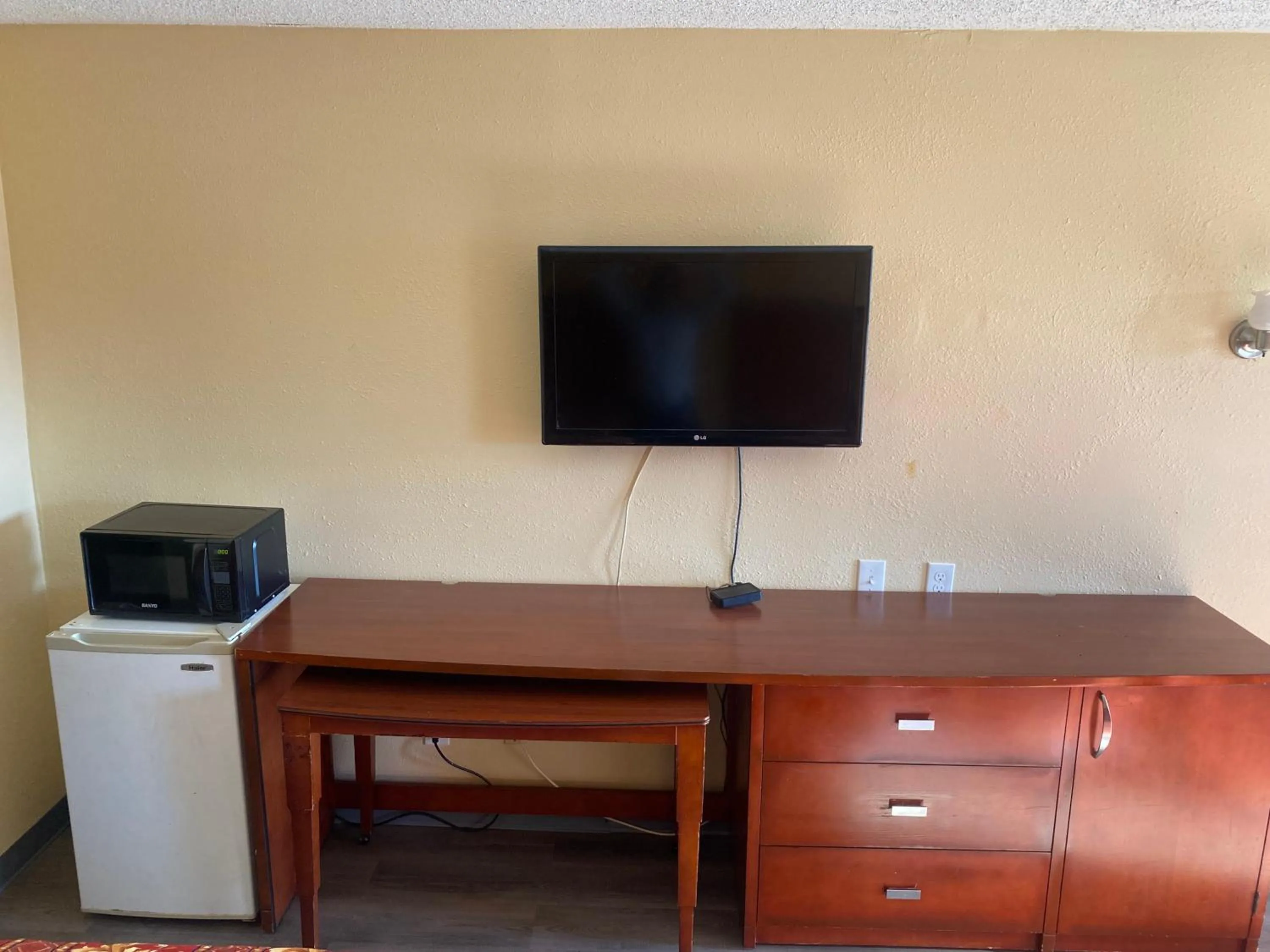 TV and multimedia in American Inn and Suites - Atlanta Airport Jonesboro I-75