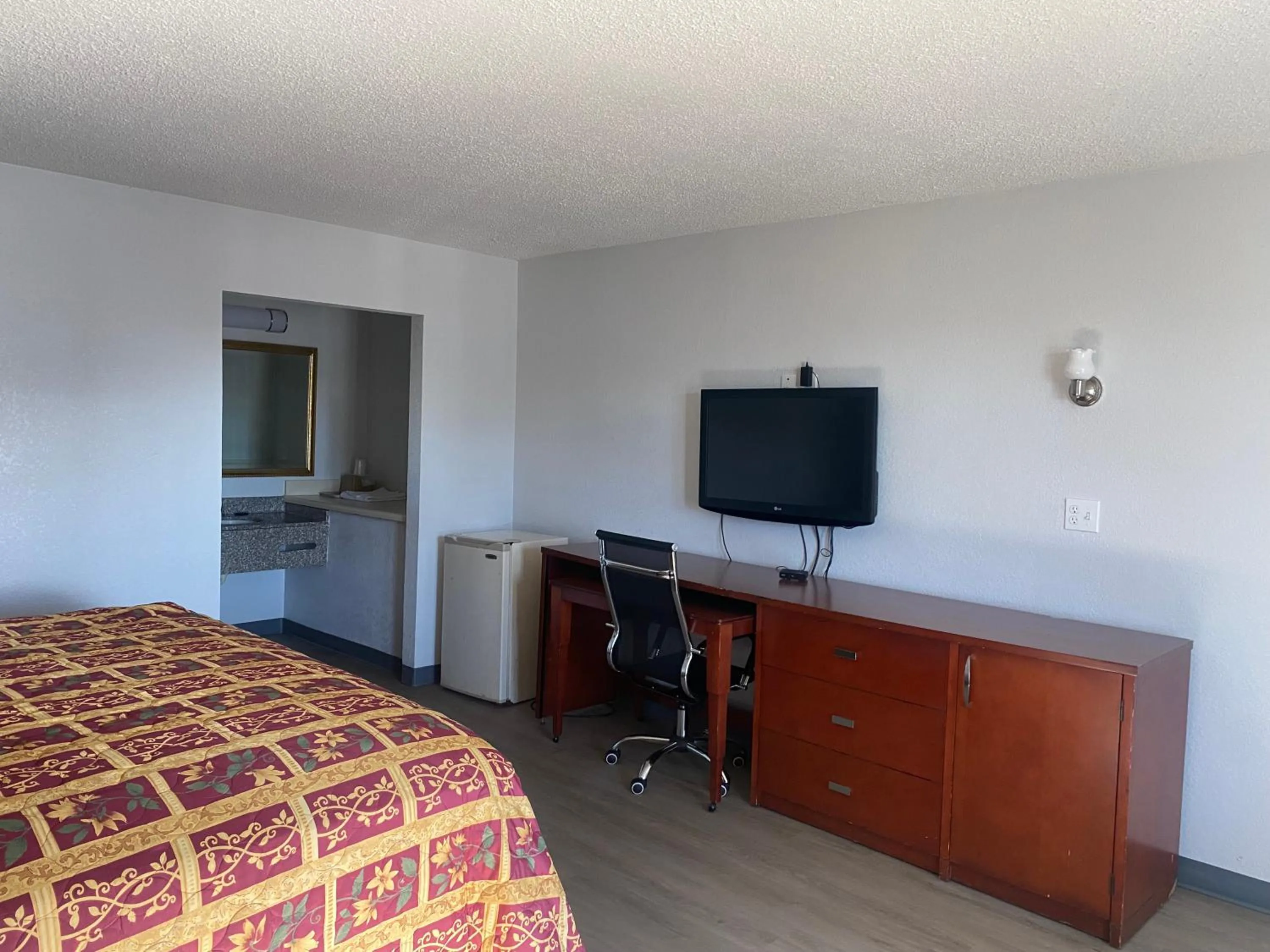 TV and multimedia, Bed in American Inn and Suites - Atlanta Airport Jonesboro I-75