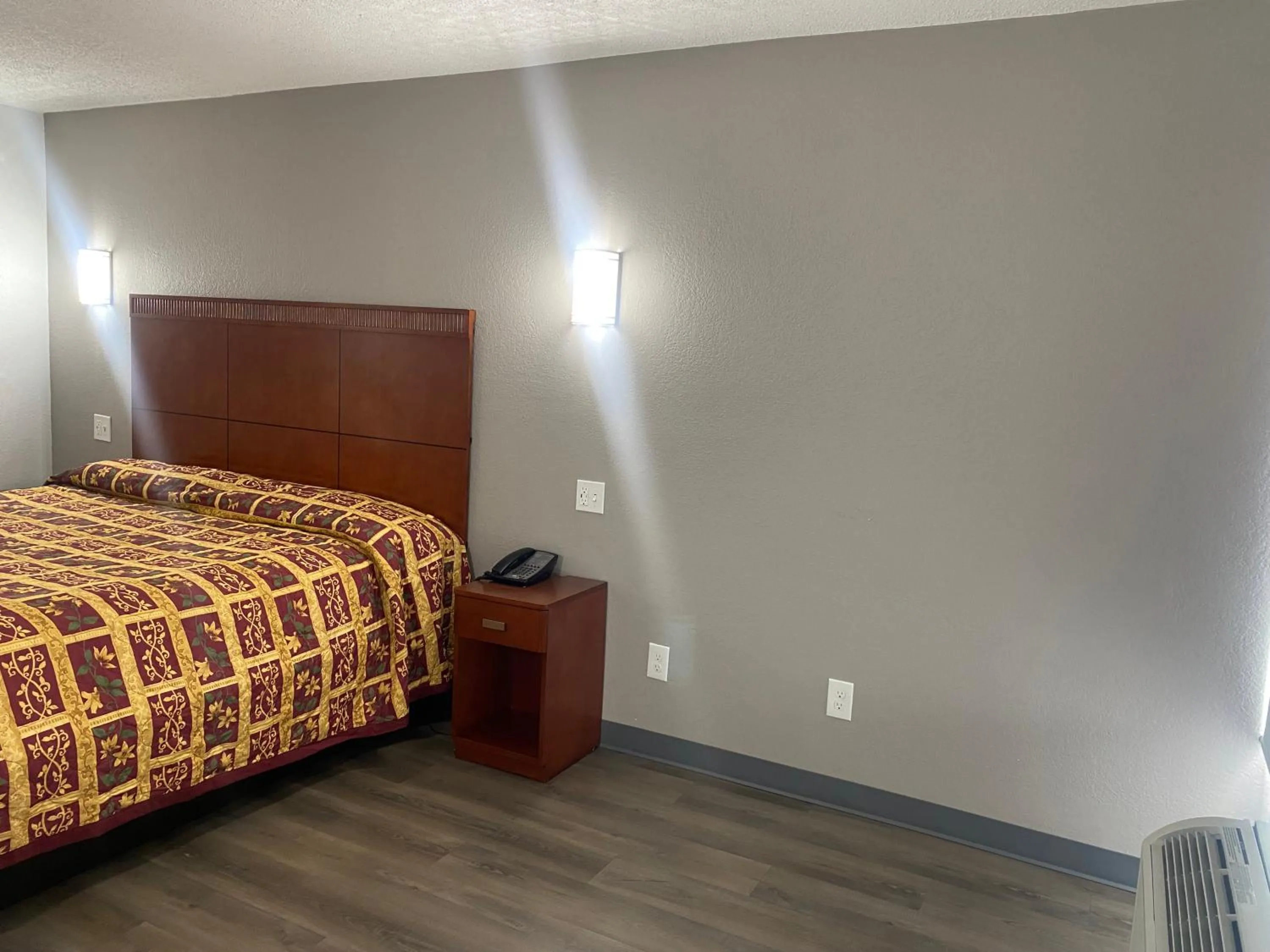 Bed in American Inn and Suites - Atlanta Airport Jonesboro I-75