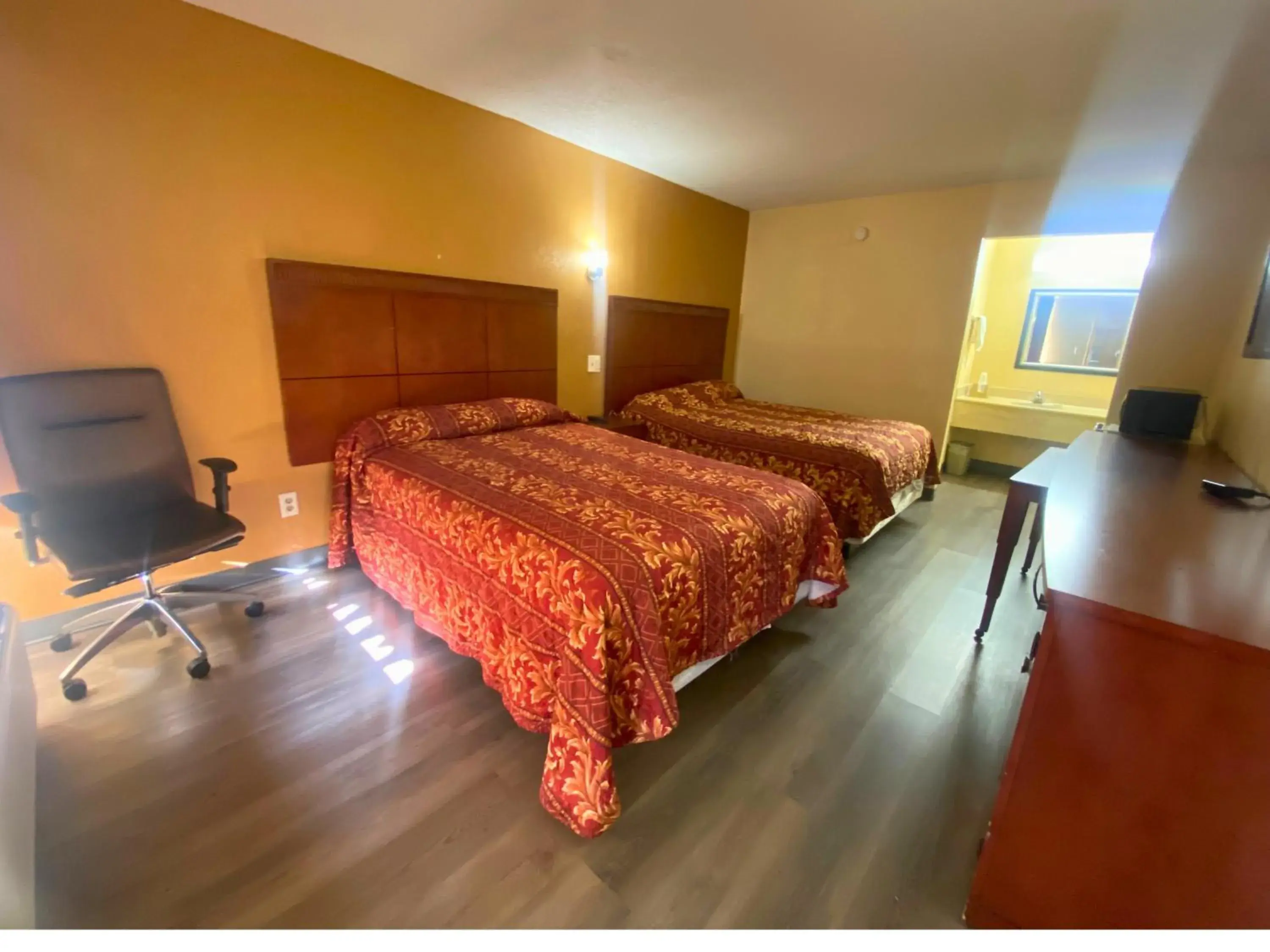 Budget Double Room in American Inn and Suites - Atlanta Airport Jonesboro I-75 Budget Double Room in American Inn and Suites - Atlanta Airport Jonesboro I-75