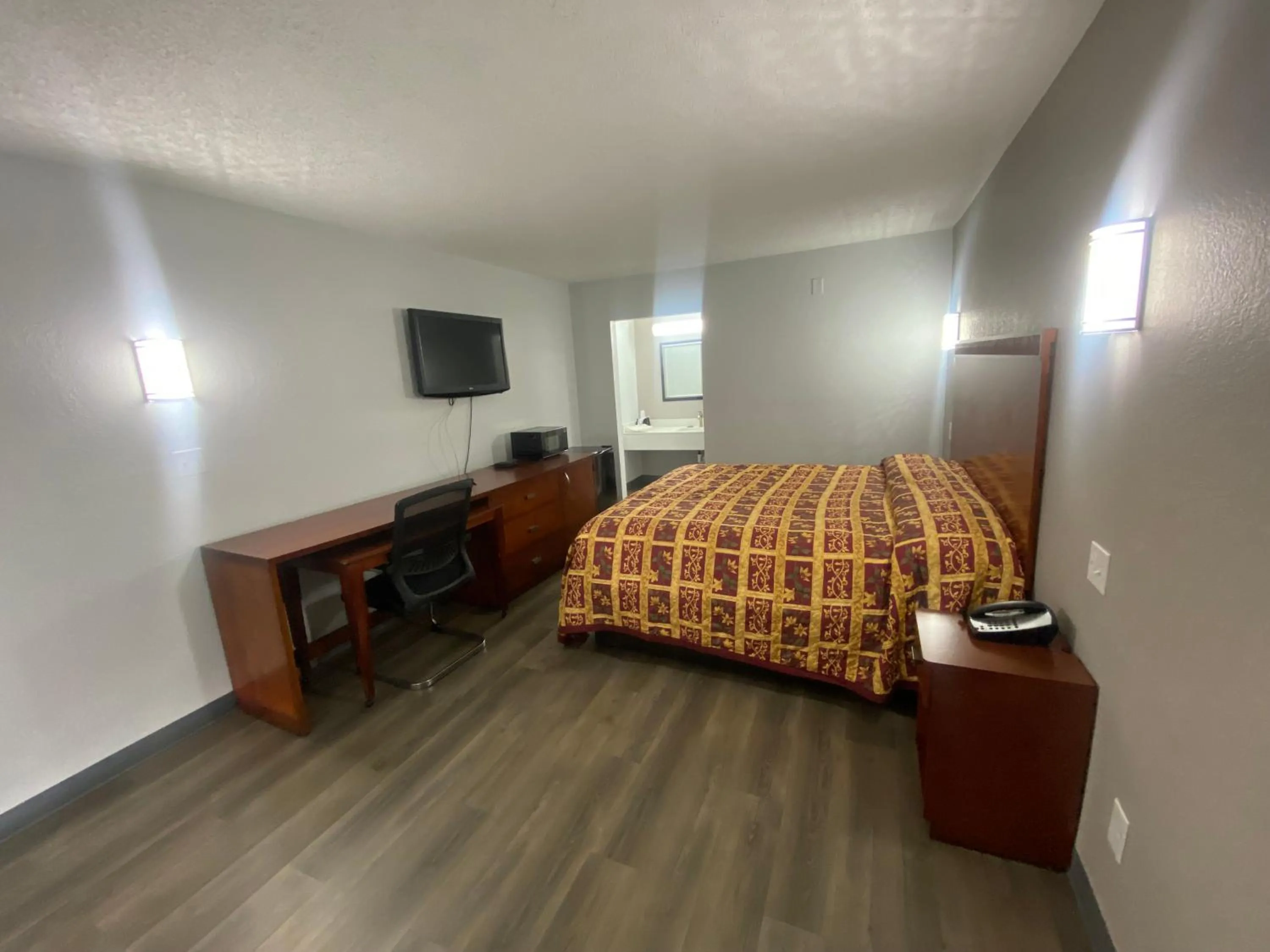 Photo of the whole room, Bed in American Inn and Suites - Atlanta Airport Jonesboro I-75
