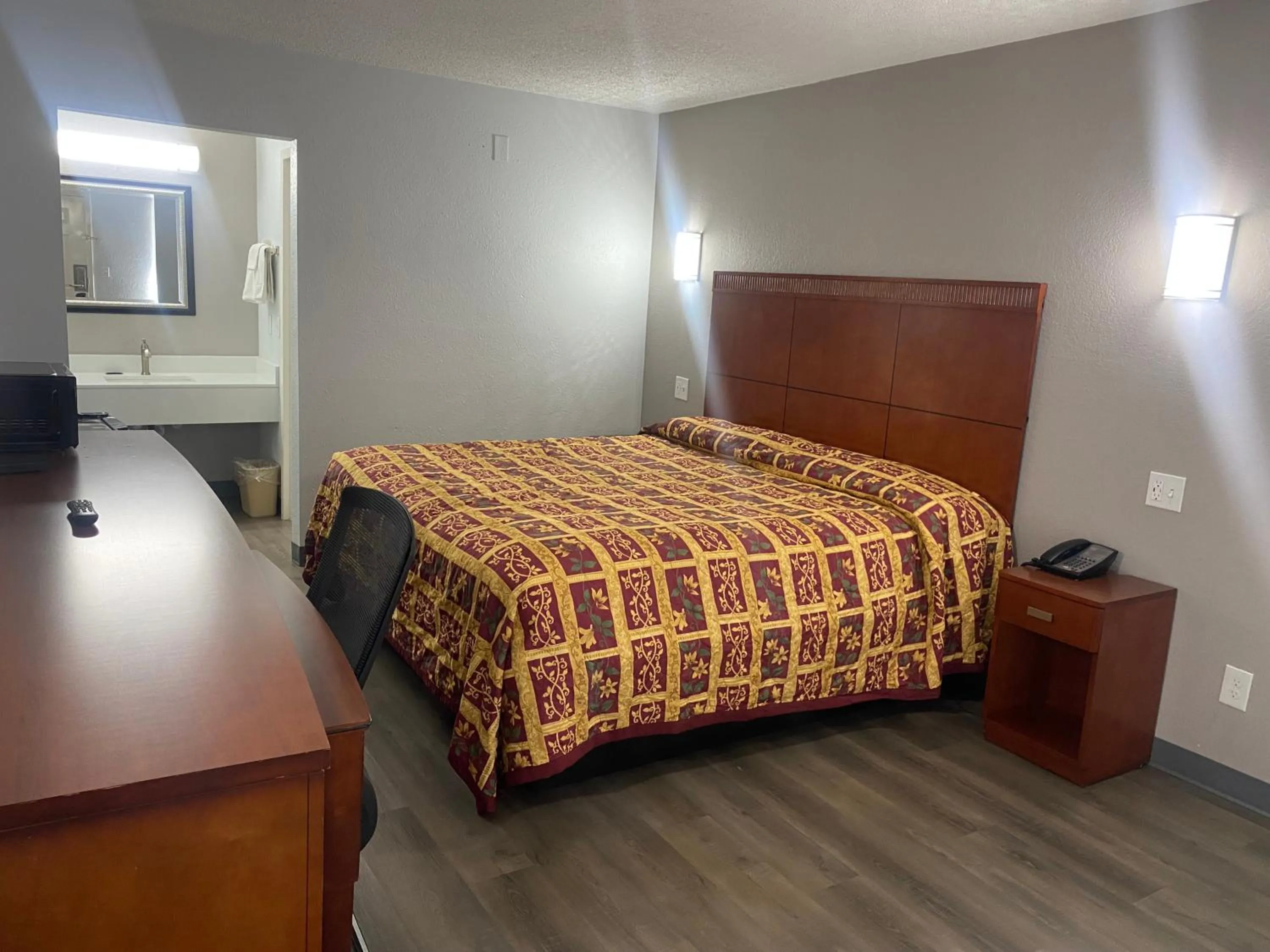 Photo of the whole room, Bed in American Inn and Suites - Atlanta Airport Jonesboro I-75