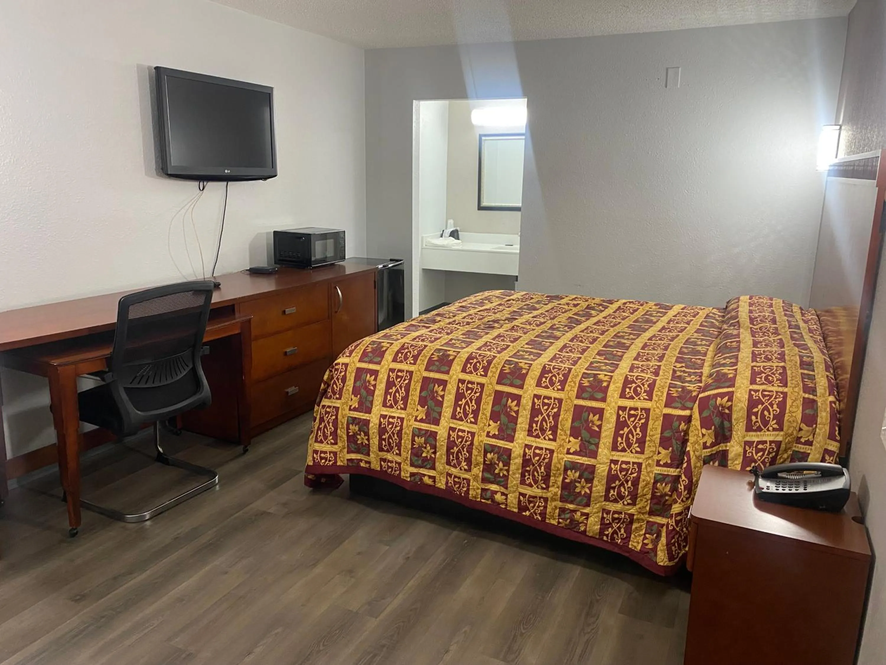 TV and multimedia, Bed in American Inn and Suites - Atlanta Airport Jonesboro I-75