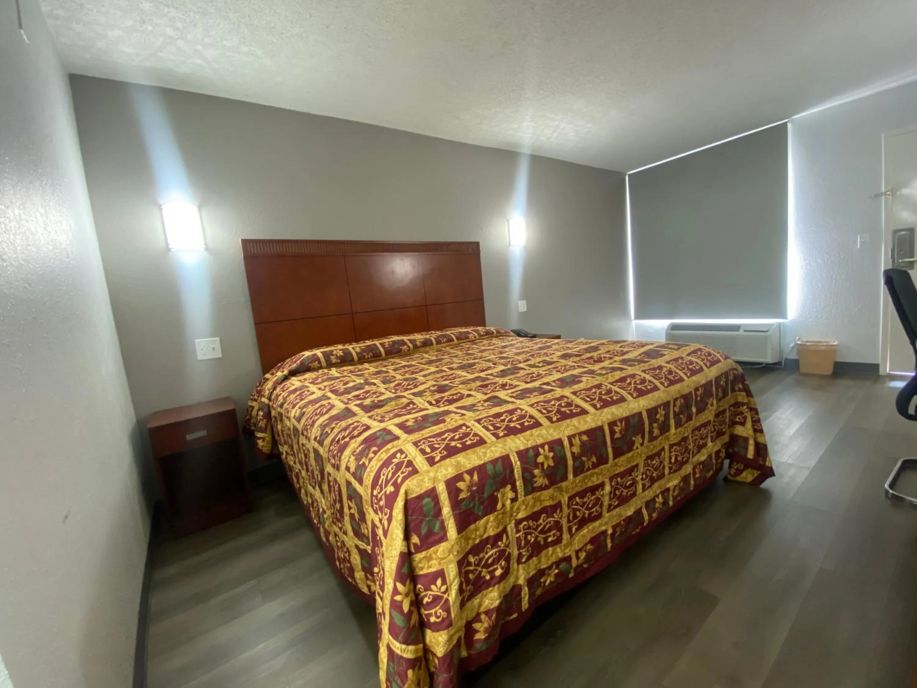 Bed in American Inn and Suites - Atlanta Airport Jonesboro I-75