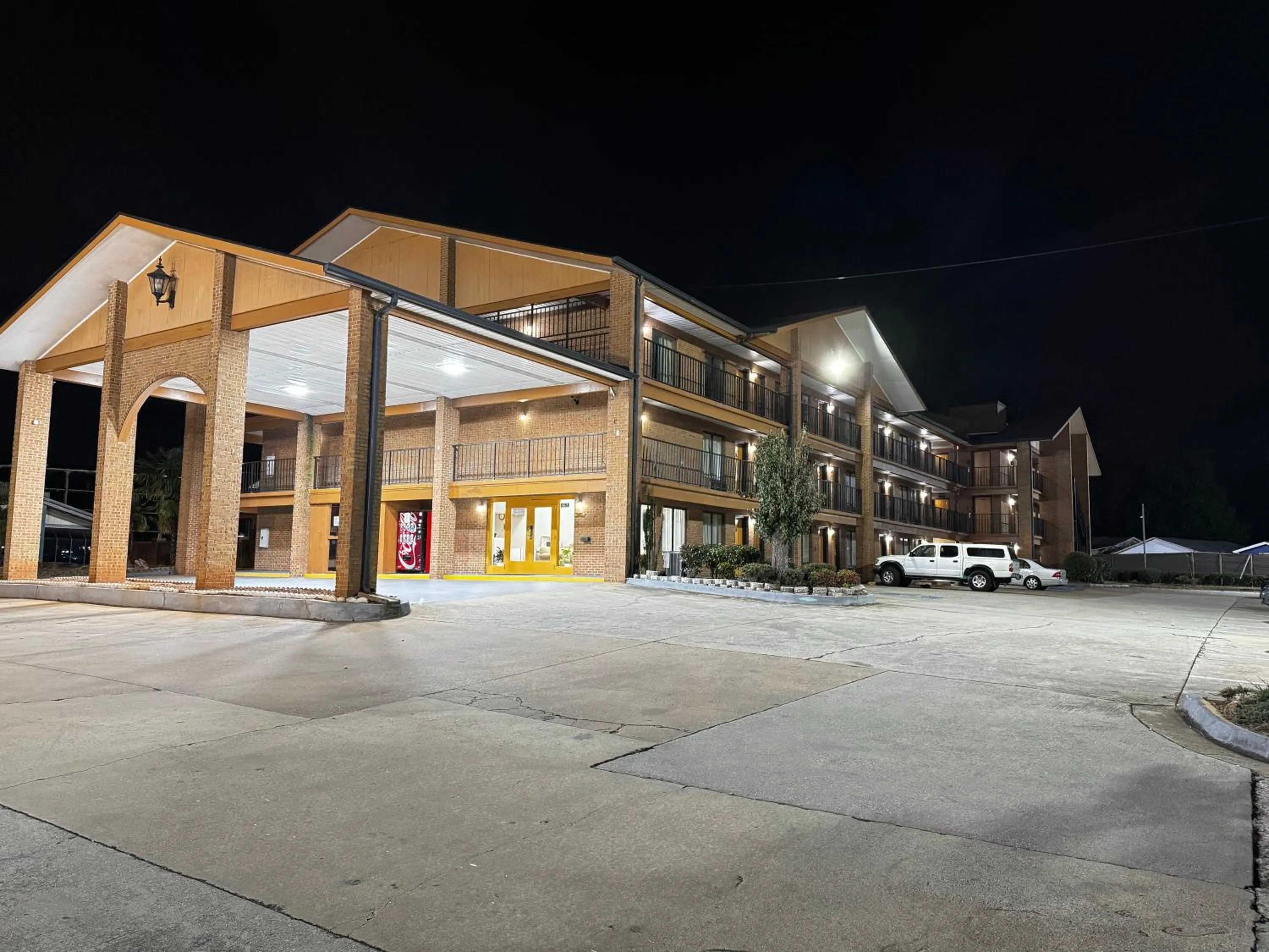 Property building in American Inn and Suites - Atlanta Airport Jonesboro I-75