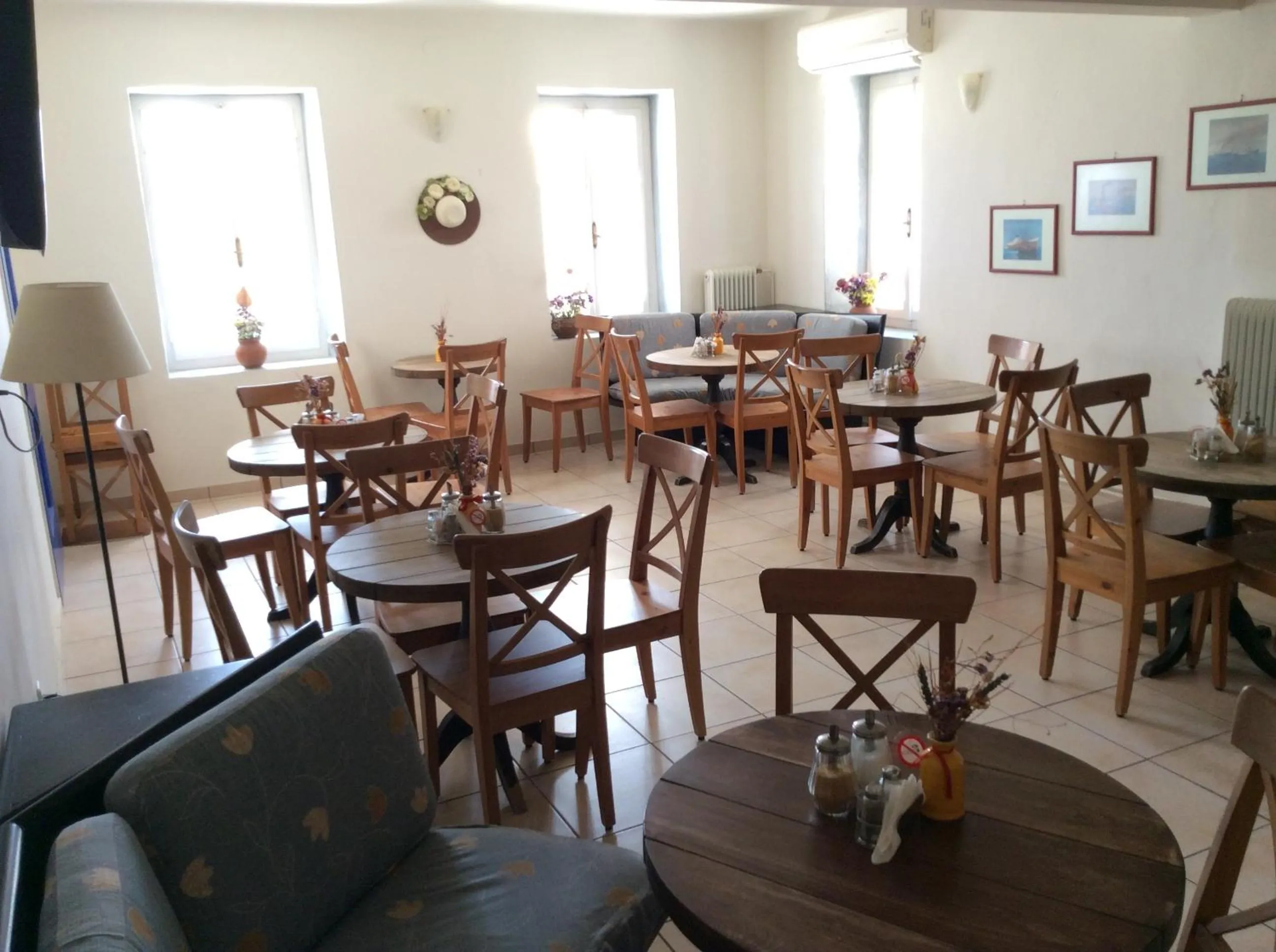 Restaurant/places to eat in Rozos Hotel