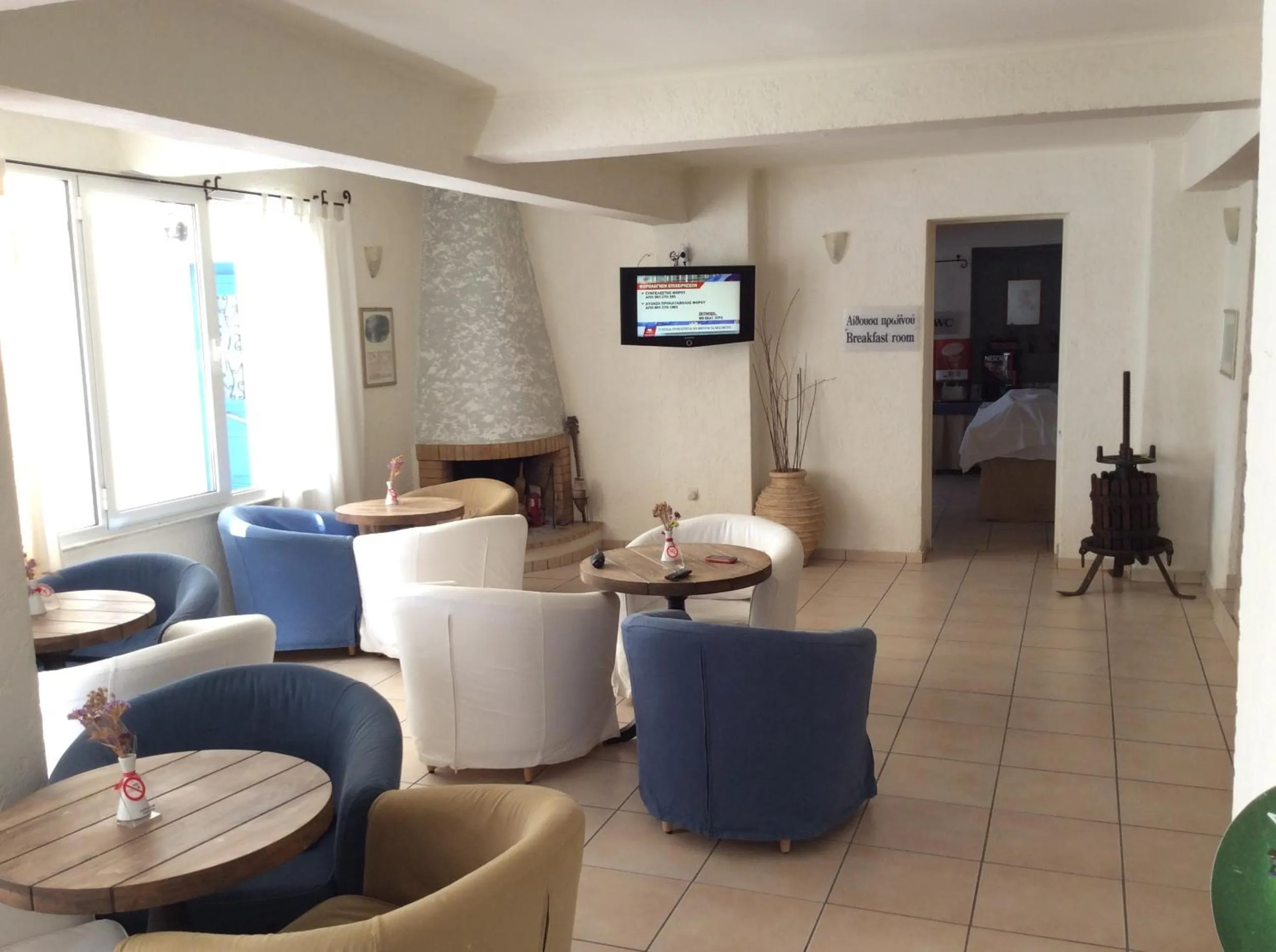 Communal lounge/ TV room in Rozos Hotel