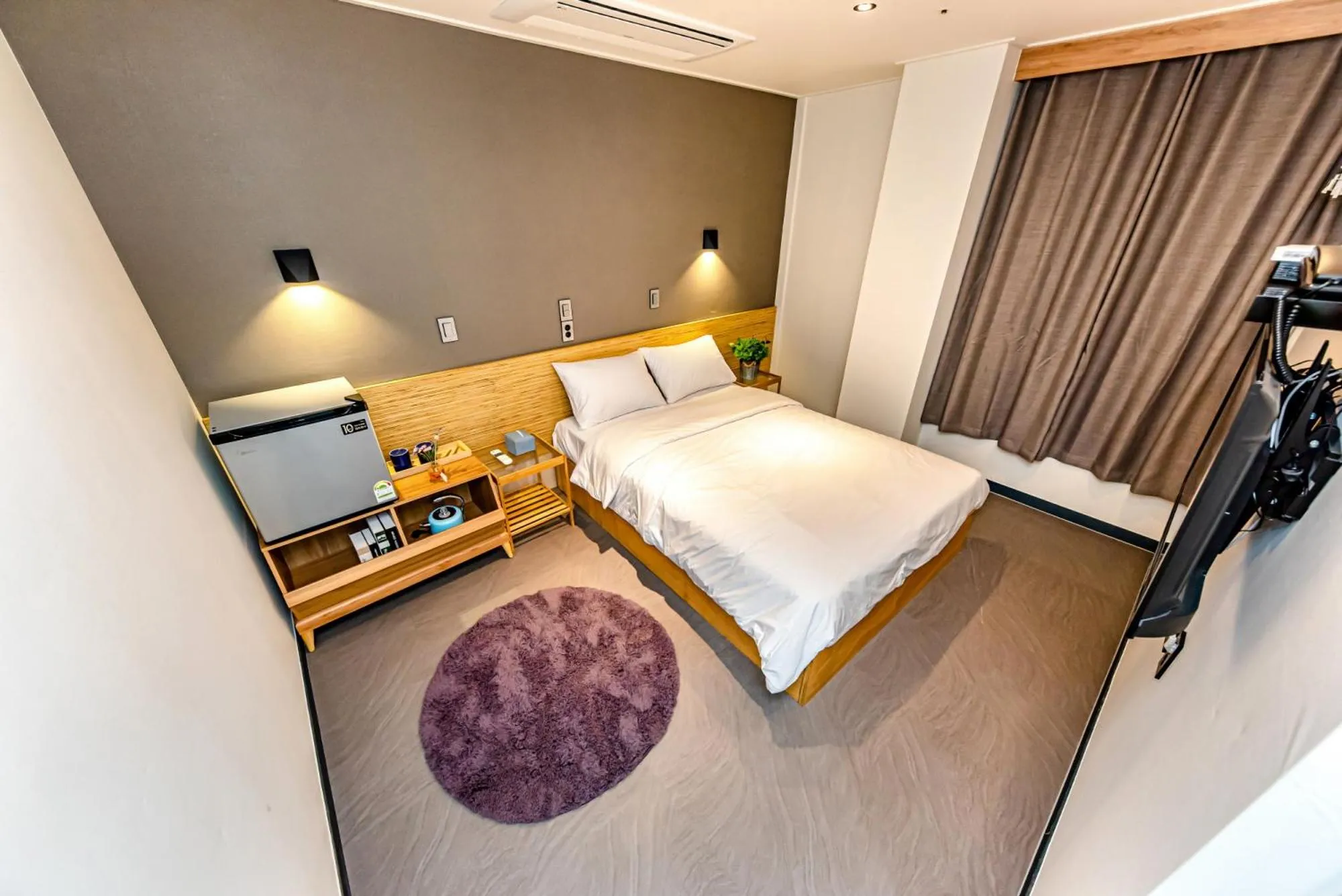 Bed in The Jade Hotel