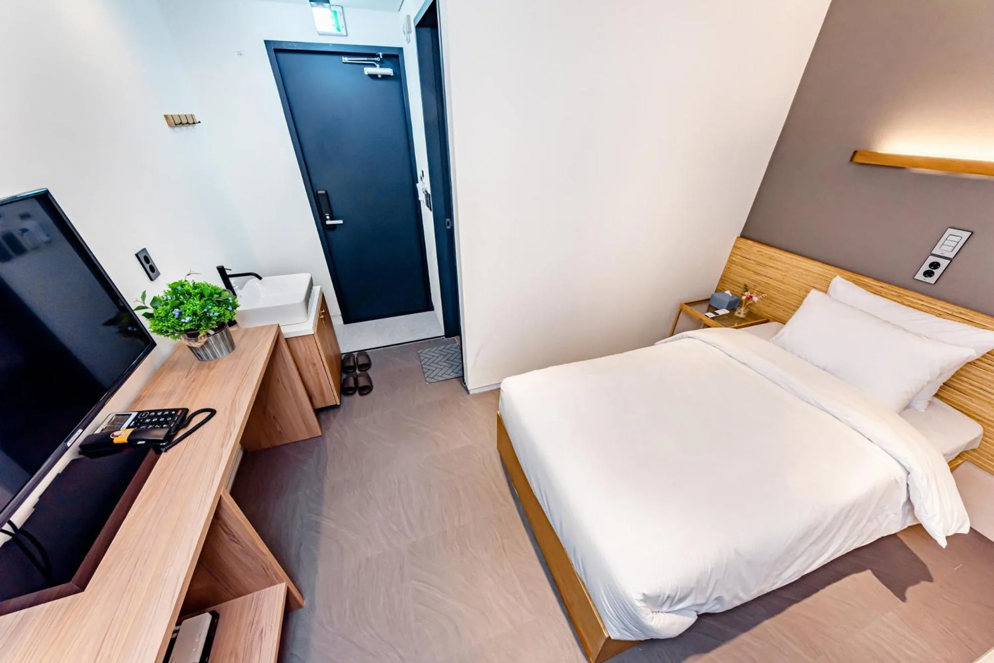 Bed in The Jade Hotel