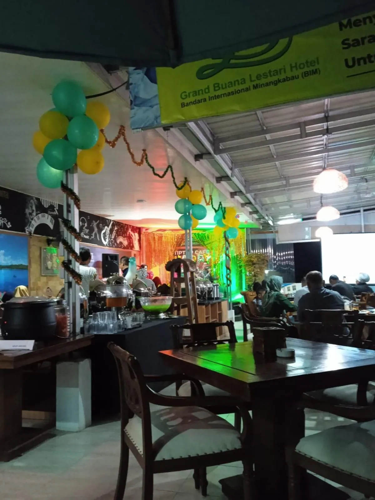 Restaurant/places to eat in Grand Buana Lestari Hotel