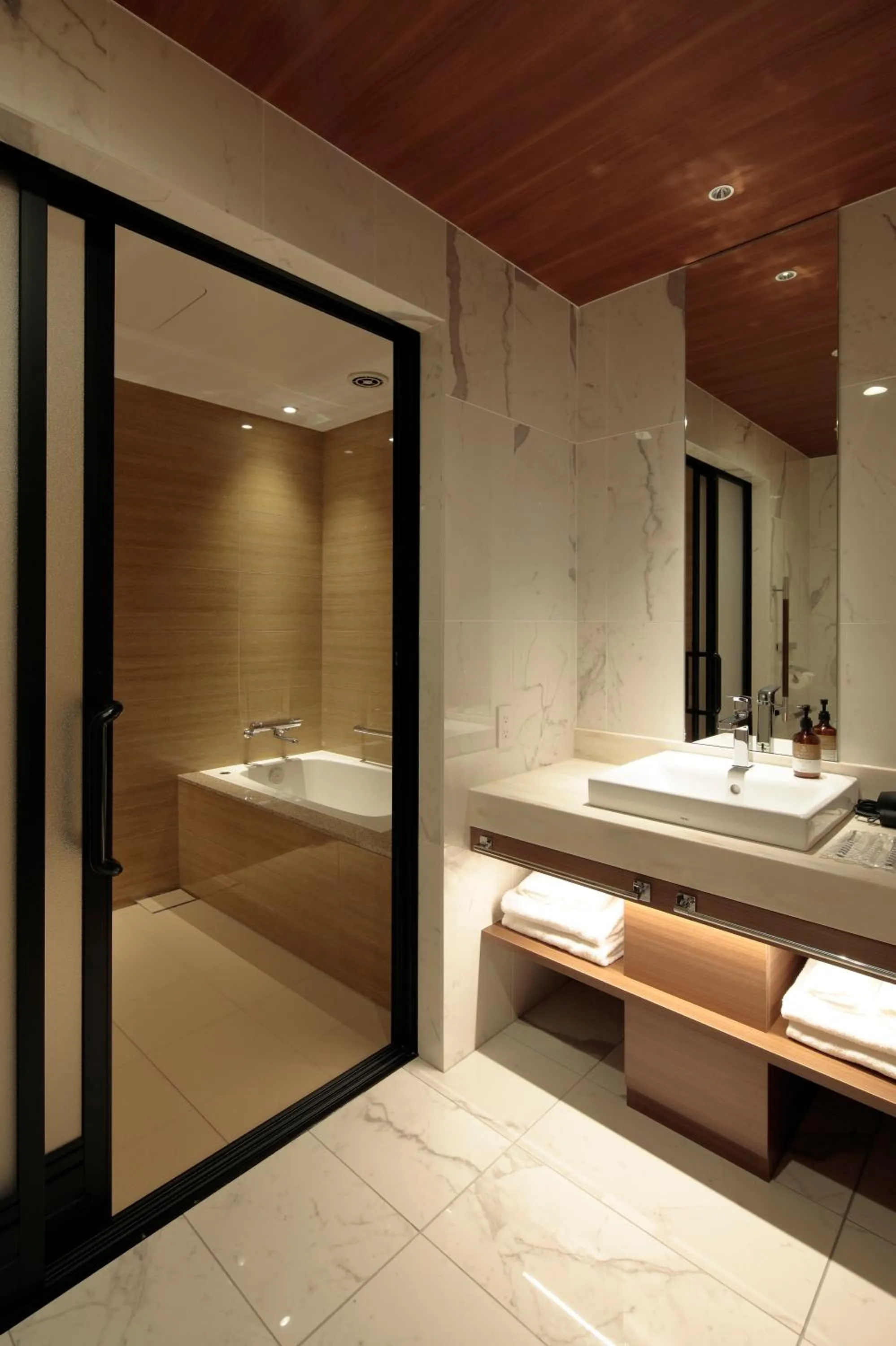 Bathroom, Bed in Candeo Hotels Osaka Shinsaibashi