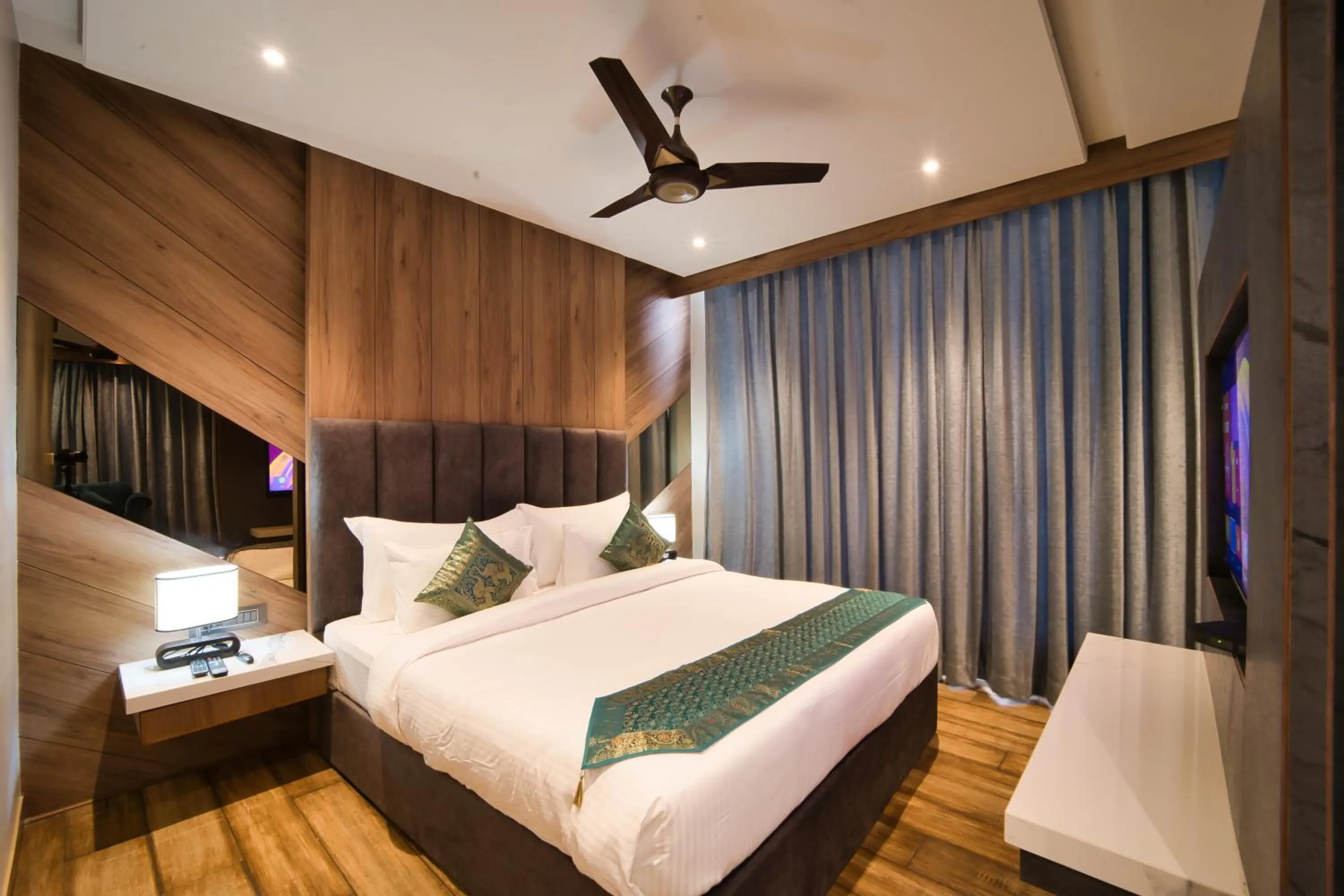 Bed in Nu Horizen Crystal By Morpho