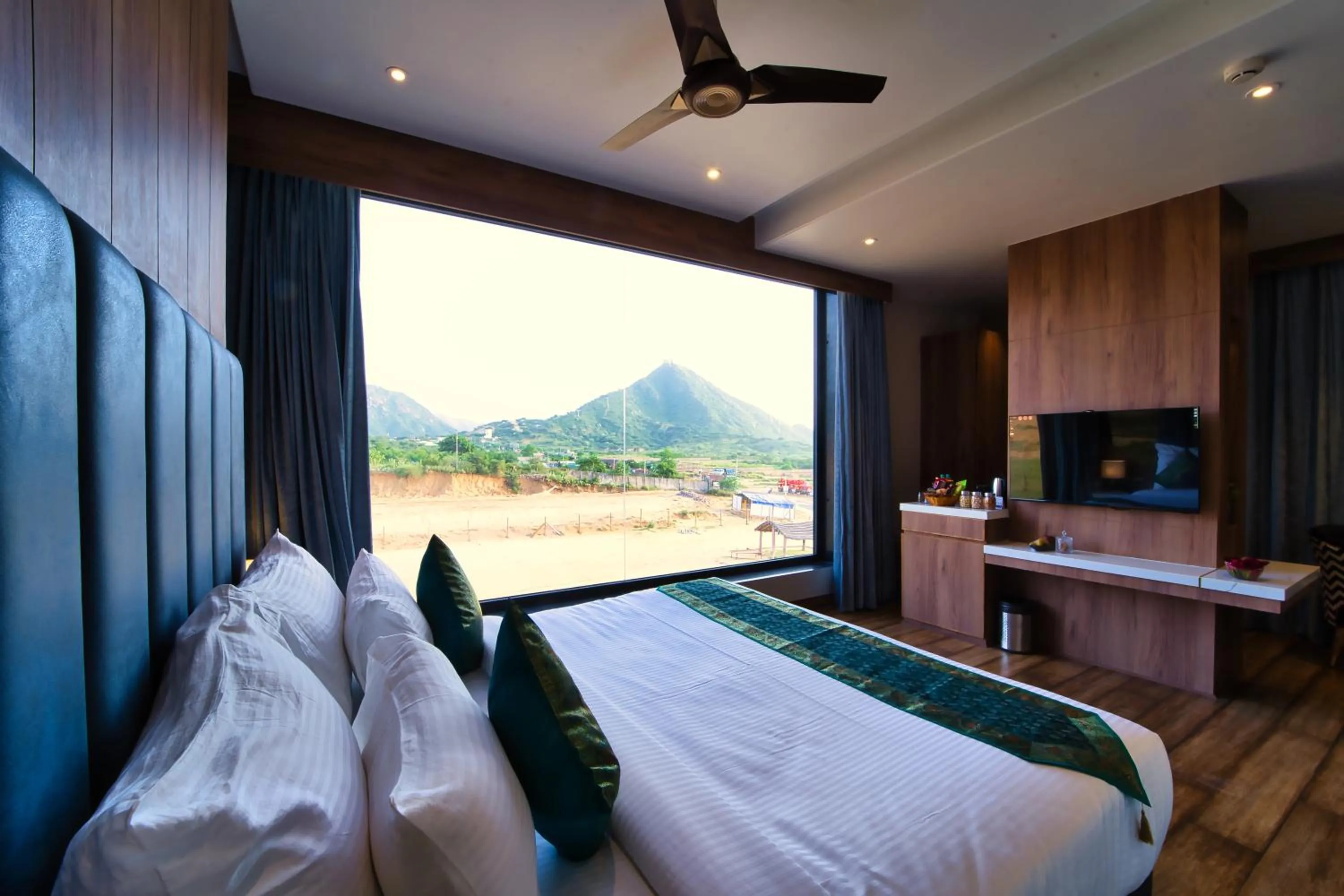 View (from property/room), Bed in Nu Horizen Crystal By Morpho