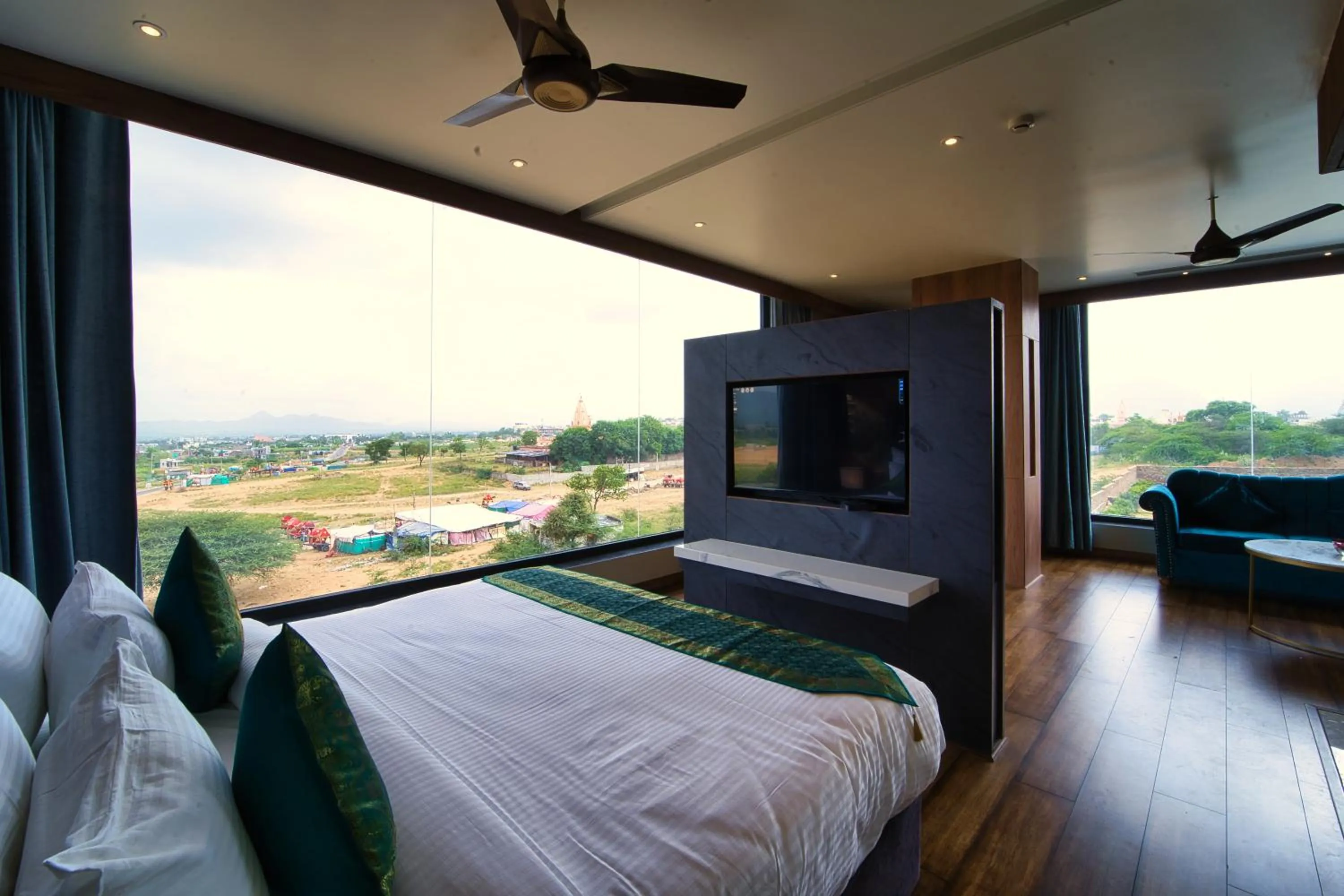 Photo of the whole room, Bed in Nu Horizen Crystal By Morpho