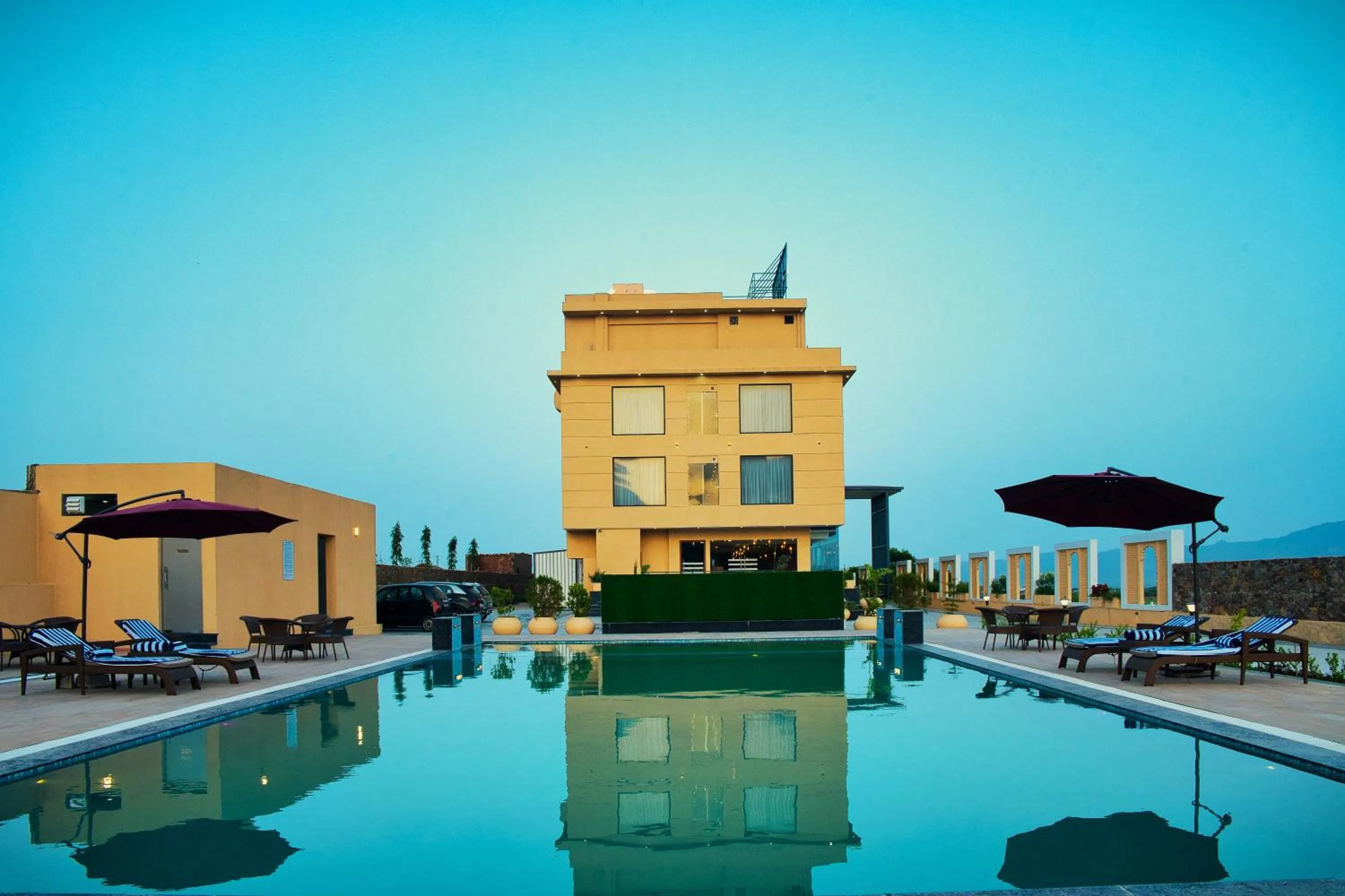 Swimming pool in Nu Horizen Crystal By Morpho