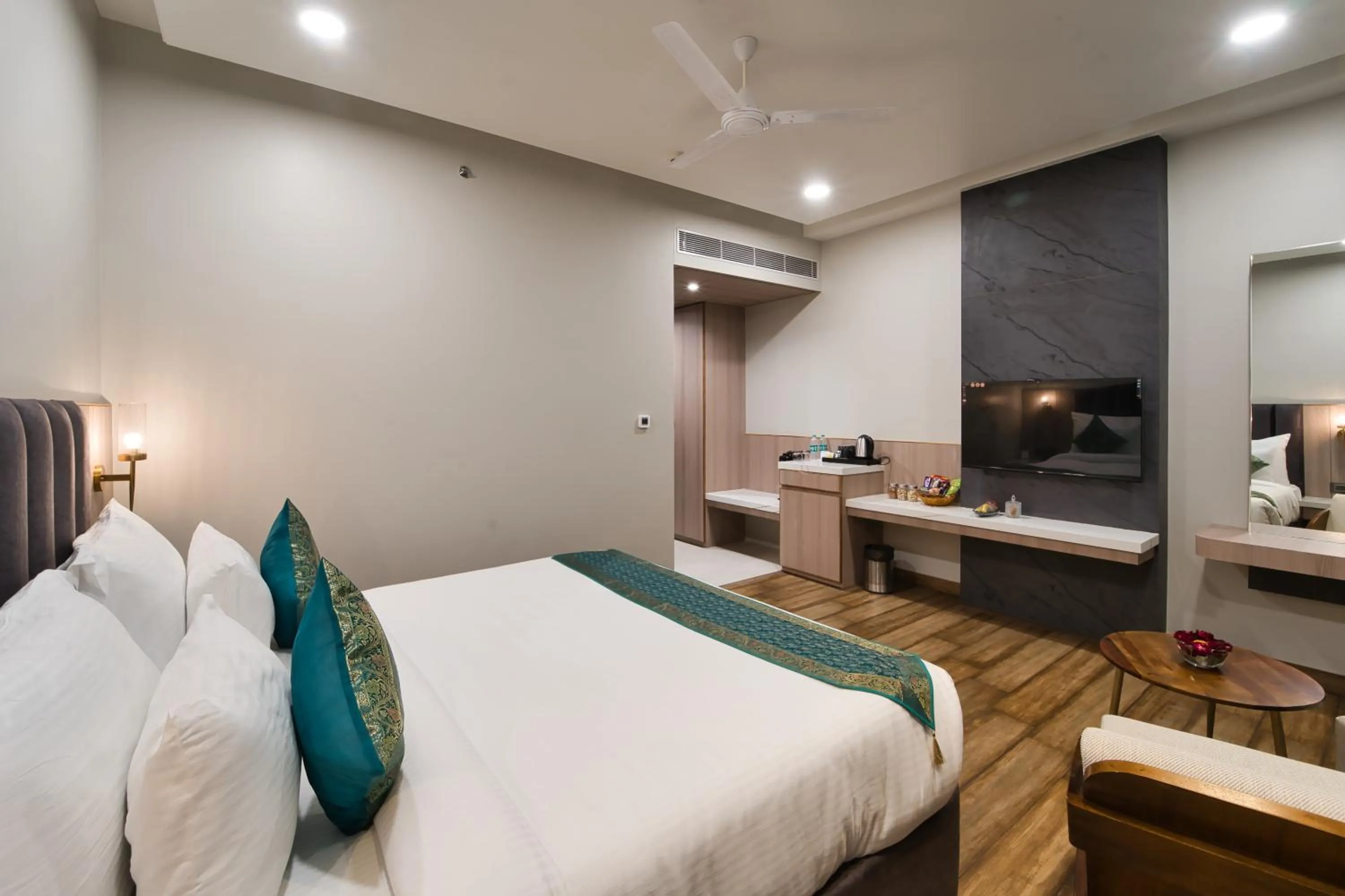 Photo of the whole room, Bed in Nu Horizen Crystal By Morpho