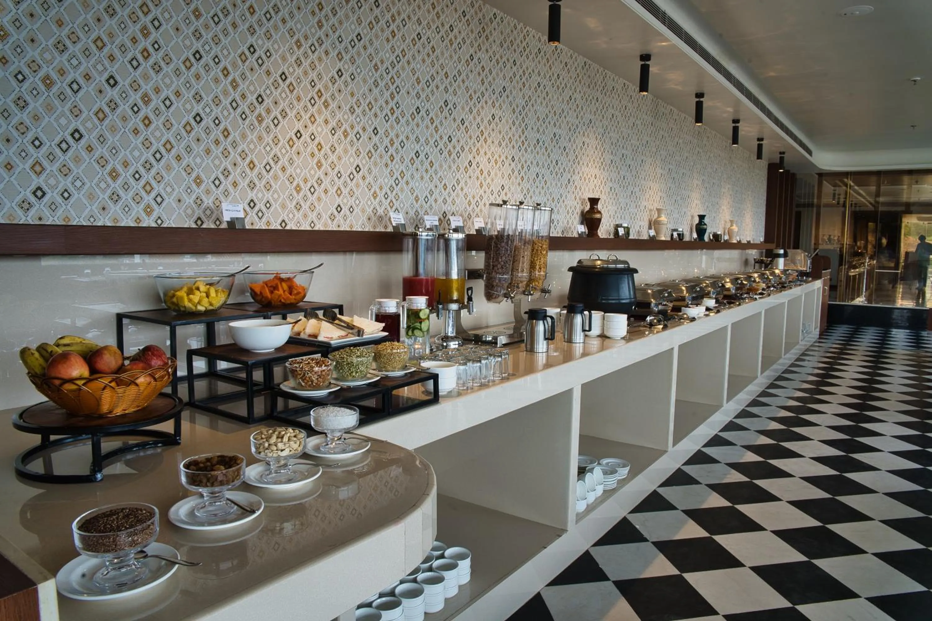 Restaurant/places to eat in Nu Horizen Crystal By Morpho