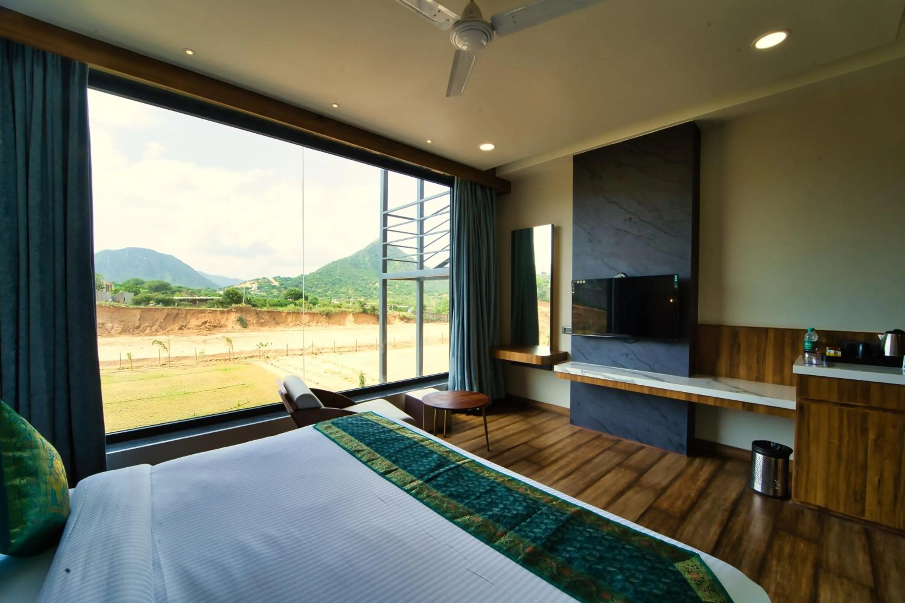 Bed in Nu Horizen Crystal By Morpho