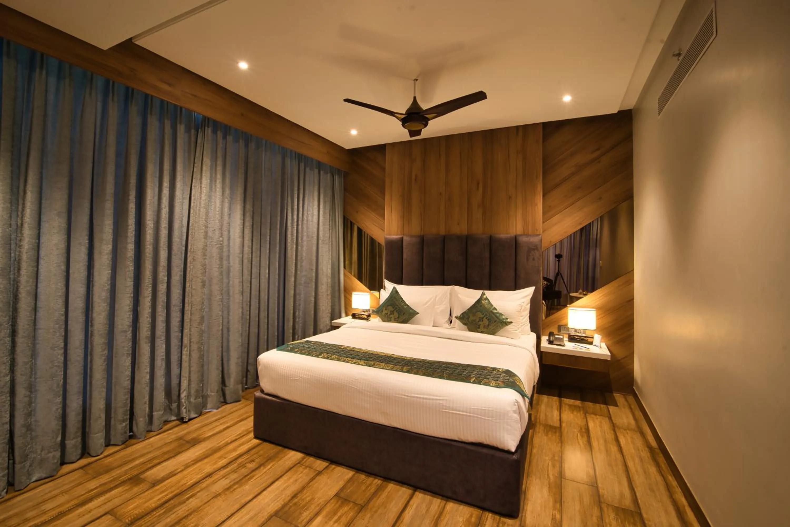 Bed in Nu Horizen Crystal By Morpho