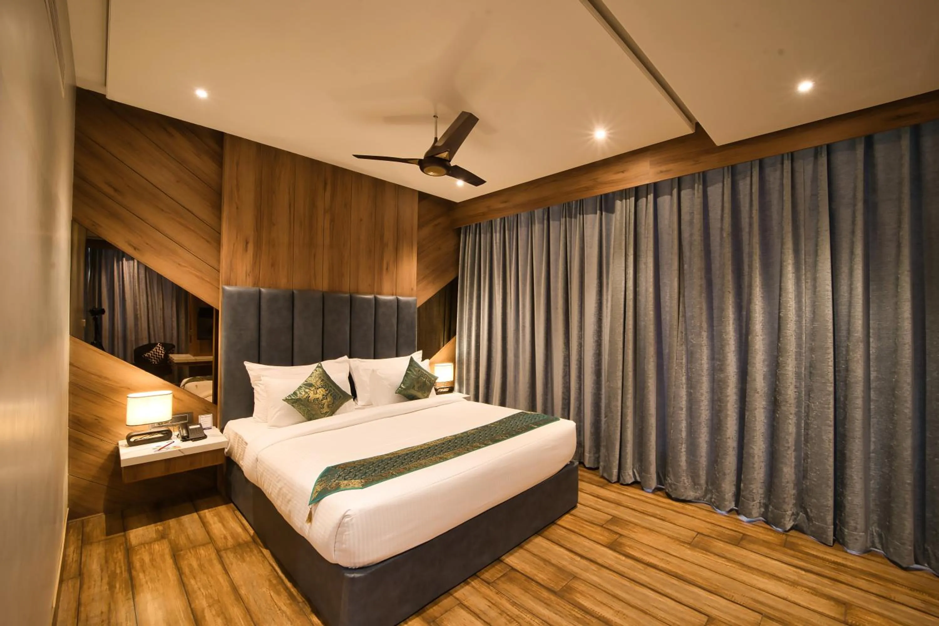 Photo of the whole room, Bed in Nu Horizen Crystal By Morpho